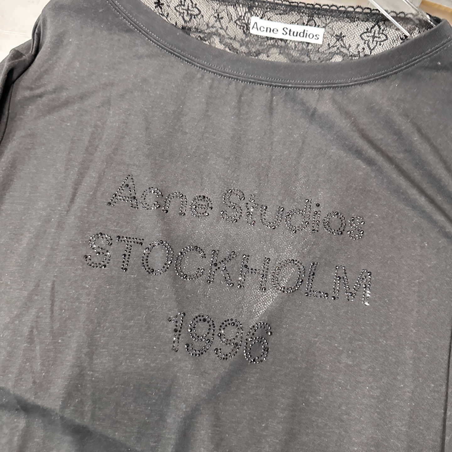 Acne ｜ 新款长袖打底，品牌经典字母烫钻工艺，进口天丝亚麻面料拼接蕾丝款式，休闲时尚，尺码sml