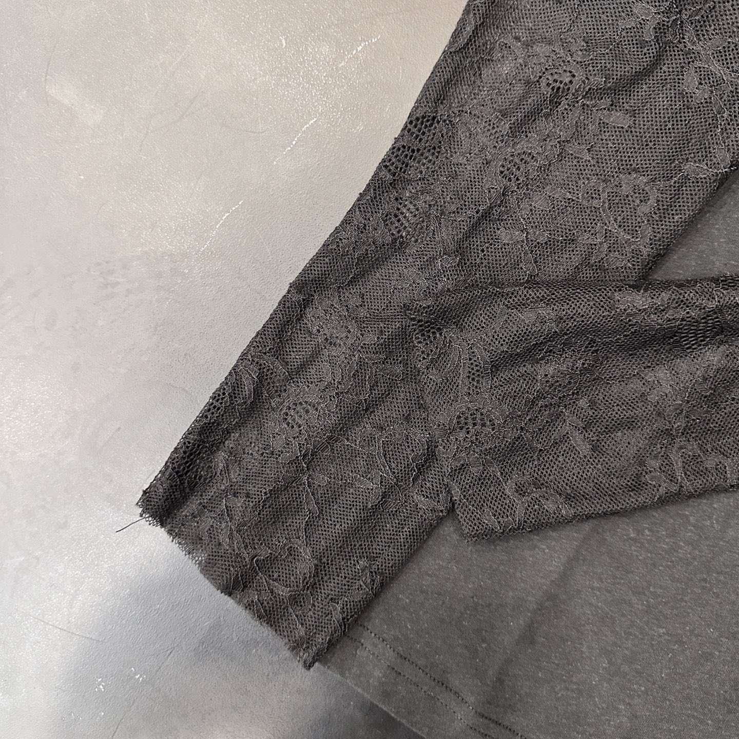 Acne ｜ 新款假两件长袖t，品牌经典字母烫钻工艺，高黏棉面料拼接蕾丝袖假两件款式，时尚休闲，尺码sm