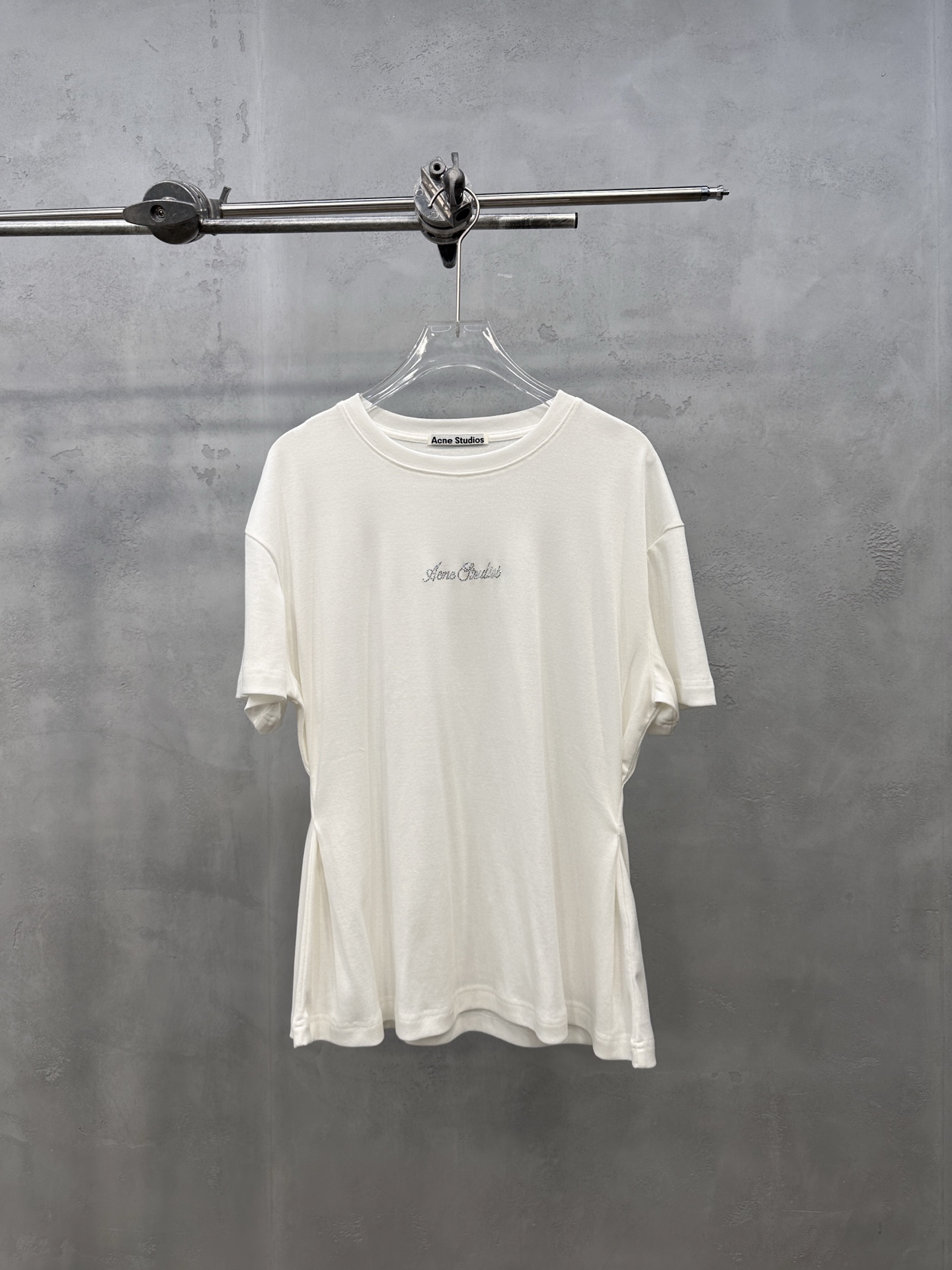 NO:887838,Acne | New short-sleeved t-shirt, brand classic hot diamond logo, special waist style, casual fashion, size sml, women's clothing, acne studios, T-shirt,19860909Acne ｜ 新款短袖t,品牌经典烫钻标,特别收腰款式,休闲时尚,尺码sml,女装,acne studios,T-shirt,,Women's clothing