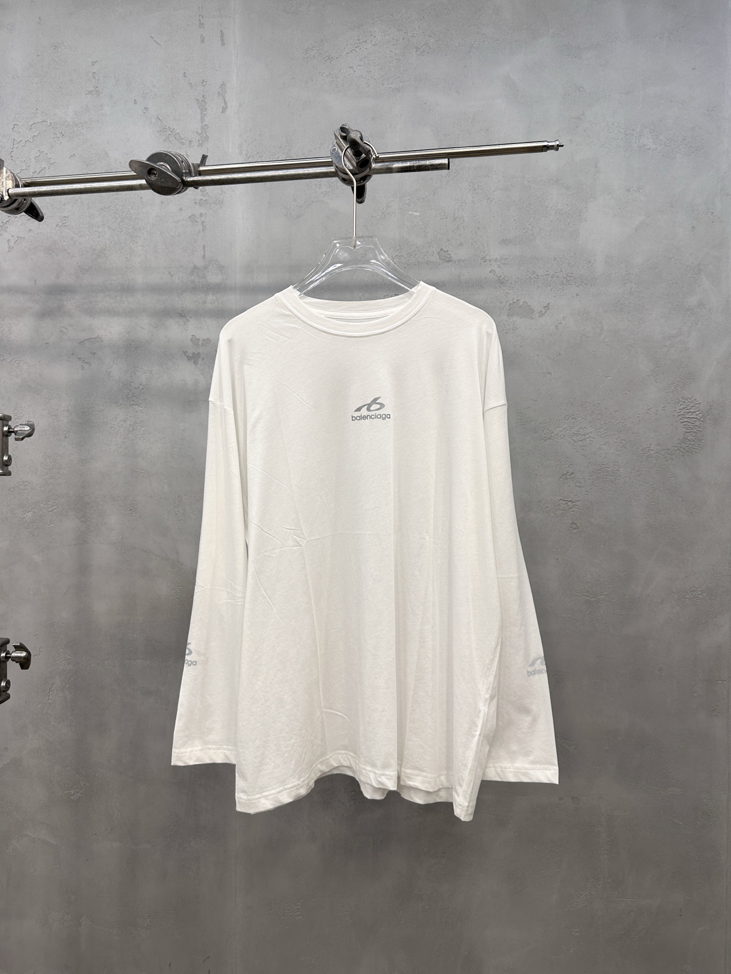 NO:889261,Paris | New long-sleeved bottoming, reflective printed labels all over the body, imported high-viscosity cotton fabric, casual fashion, size sml, Balenciaga-clothing, balenciaga,19860909巴黎 ｜ 新款长袖打底,全身四处反光印花标,进口高黏棉面料,休闲时尚,尺码sml,巴黎世家-服装,balenciaga,,Women's clothing
