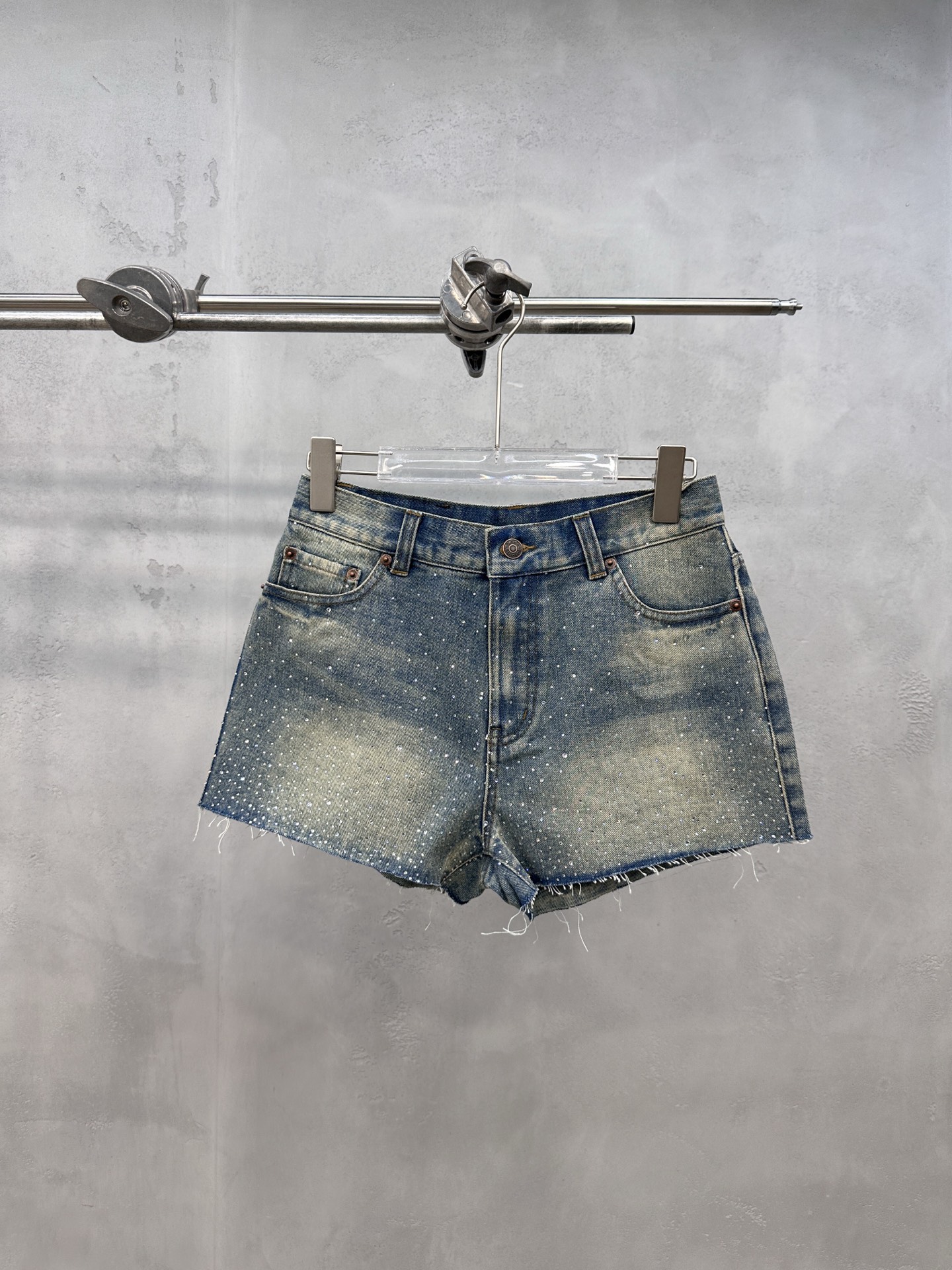 NO:889249,Acne ｜ New denim shorts, ready-to-wear washed and ironed with raw edges, fashionable and casual, size sml, women's clothing, acne studios, shorts,19860909Acne ｜ 新款牛仔短裤,成衣洗水烫钻毛边工艺,时尚休闲,尺码sml,女装,acne studios,shorts,,Women's clothing
