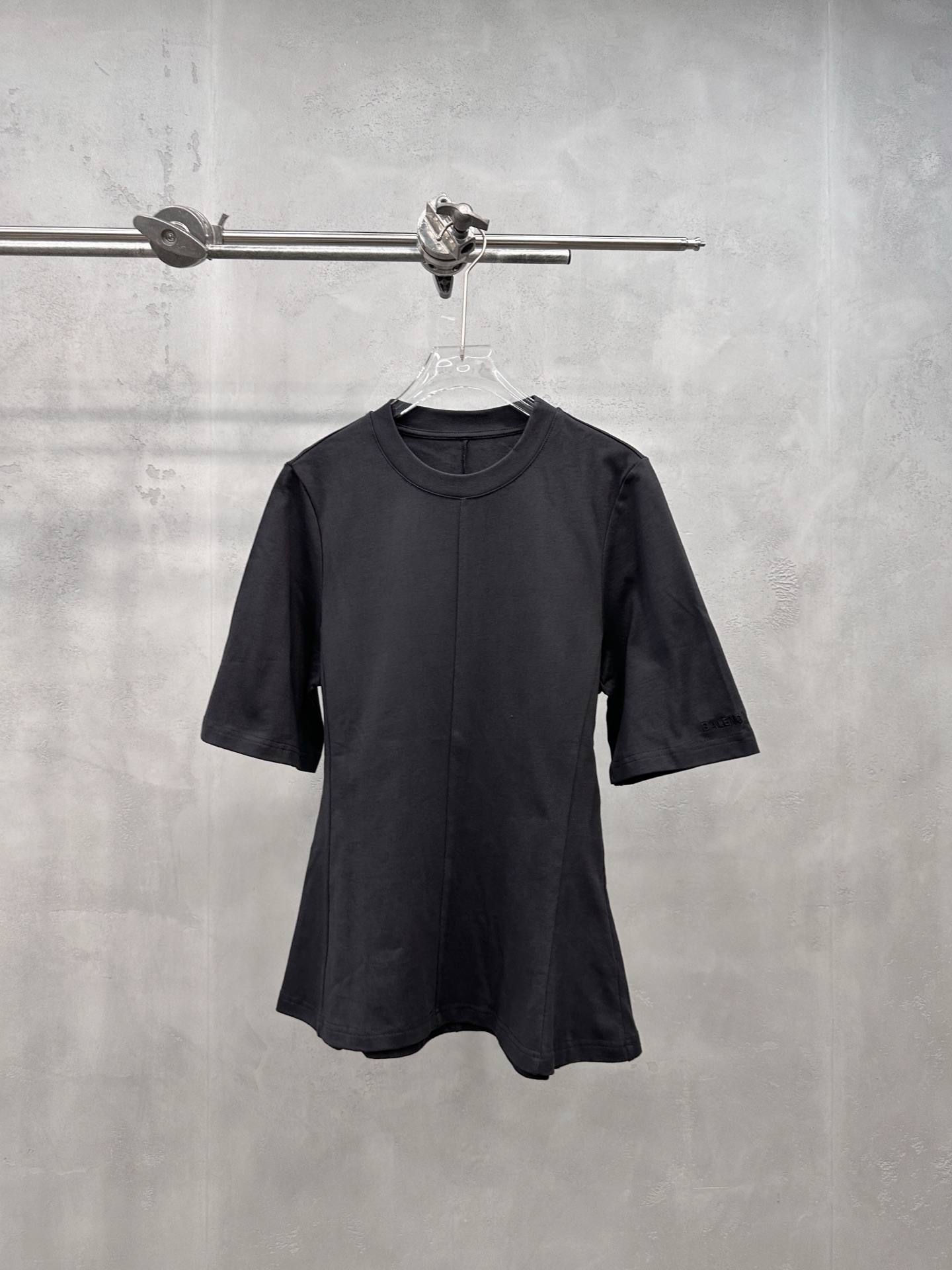 NO:889298,Paris | New short-sleeved t-shirt, brand classic embroidery logo plus garment washing process, special structure style, casual fashion, size sml, Balenciaga-clothing, balenciaga, T-shirt,19860909巴黎 ｜ 新款短袖t,品牌经典刺绣标加成衣洗水工艺,结构特别款式,休闲时尚,尺码sml,巴黎世家-服装,balenciaga,T-shirt,,Women's clothing