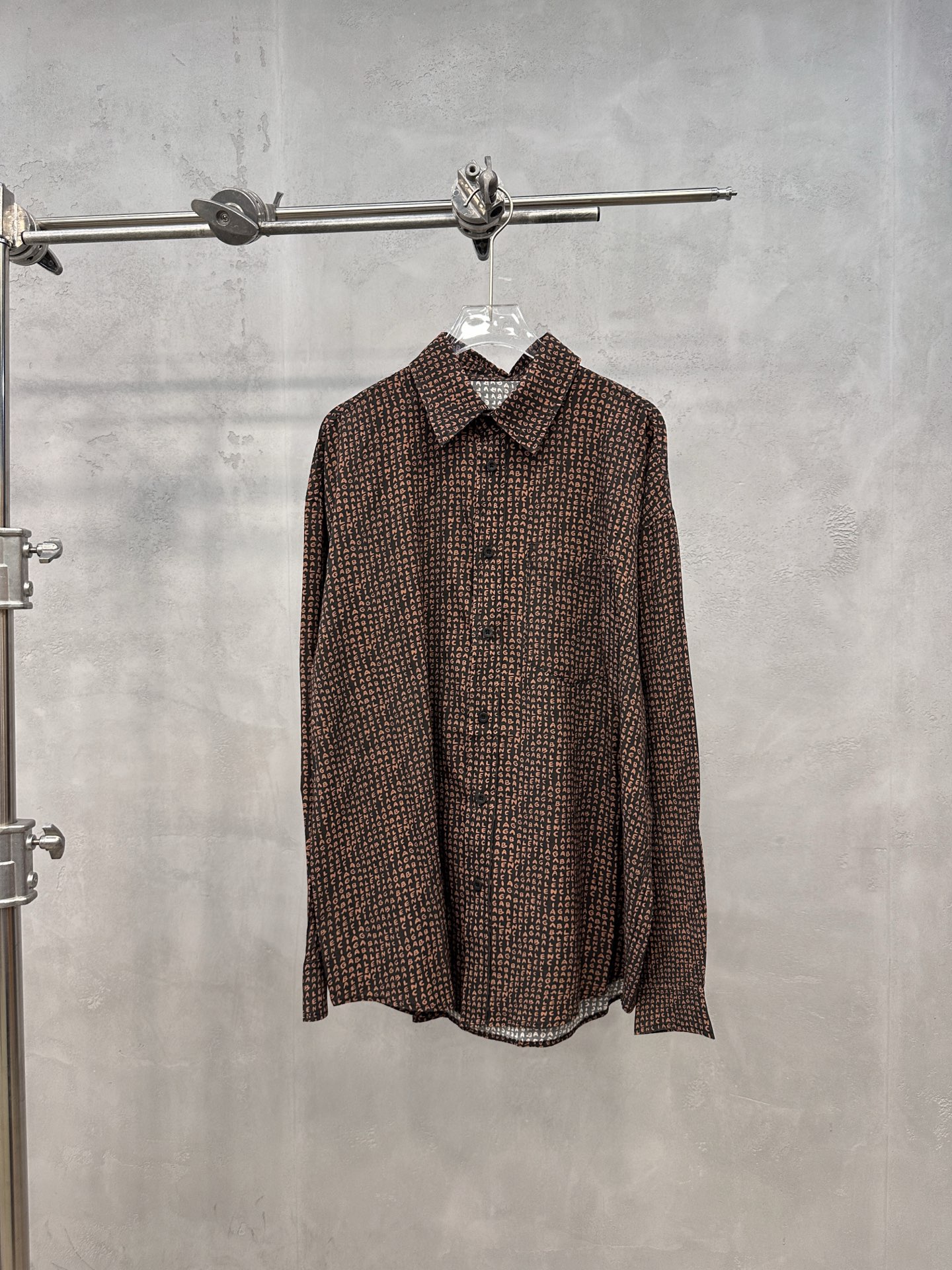 NO:889305,Paris | New casual shirts, ready-to-wear washing and softening technology, brand letter gray fabric printing content, fashion and leisure, size sml, Balenciaga-clothing, balenciaga,19860909巴黎 ｜ 新款休闲衬衣,成衣洗水加软工艺,品牌字母坯布印花内容,时尚休闲,尺码sml,巴黎世家-服装,balenciaga,,Women's clothing