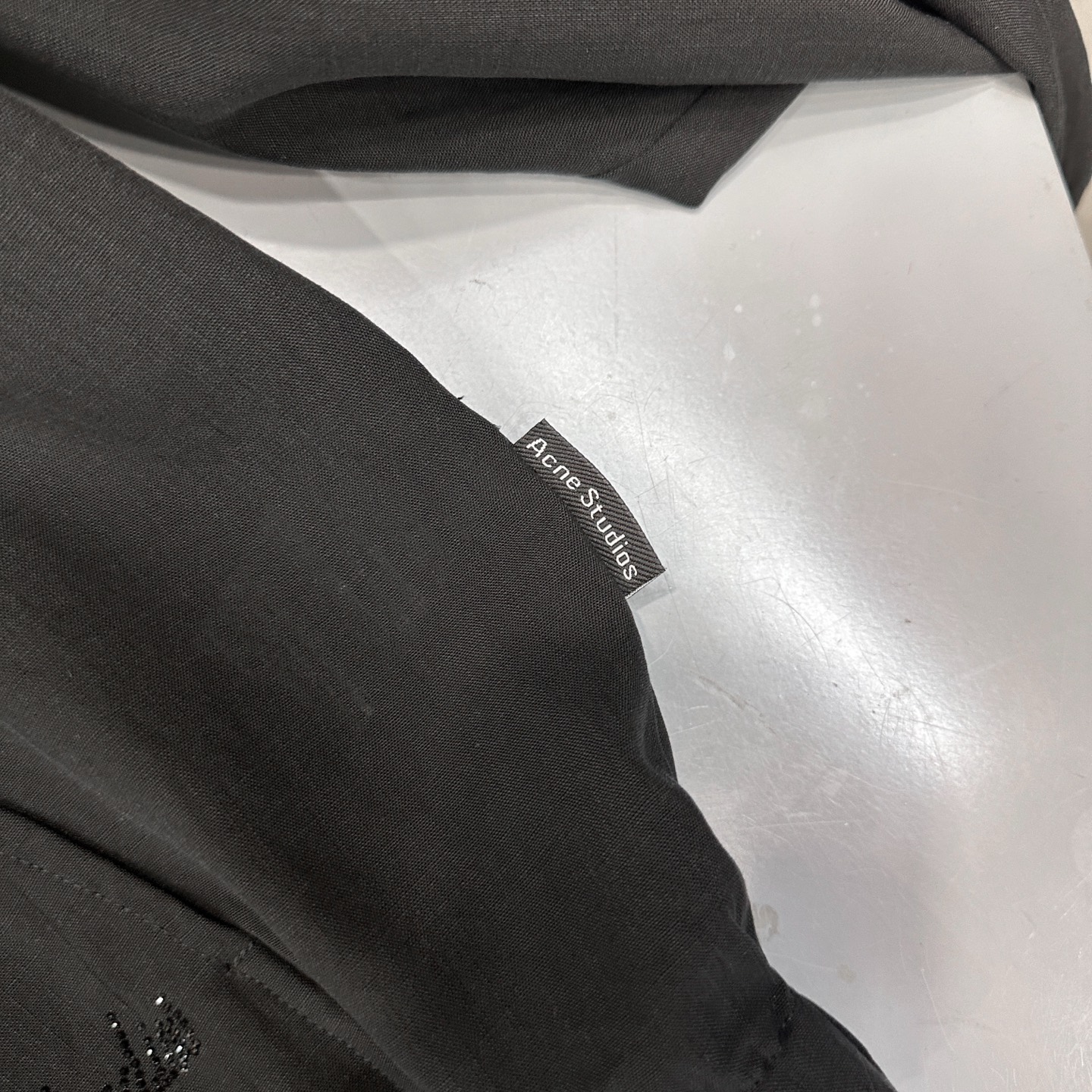 Acne ｜ 新款休闲上衣，进口莱赛尔亚麻面料，后背蕾丝拼接做工，品牌经典烫钻标，时尚休闲，尺码sml