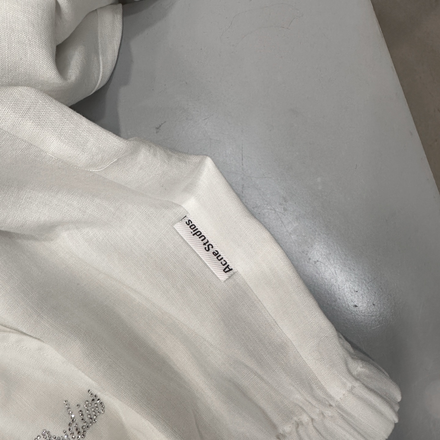 Acne ｜ 新款休闲上衣，进口莱赛尔亚麻面料，后背蕾丝拼接做工，品牌经典烫钻标，时尚休闲，尺码sml