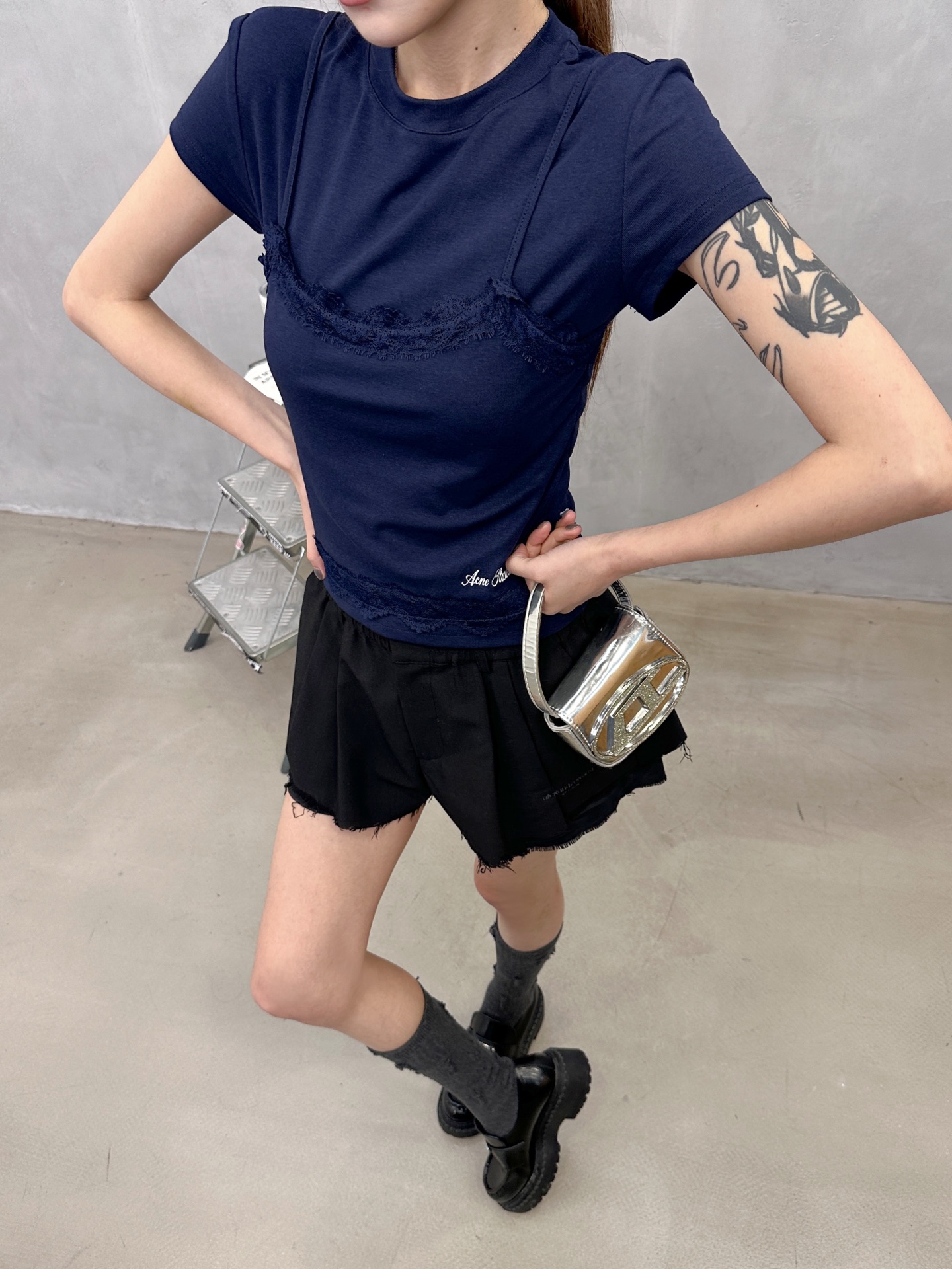 Acne ｜ 新款短袖t，品牌经典刺绣标，真两件拼接蕾丝边款式设计，人棉精梳棉混纺面料，时尚休闲，尺码s
