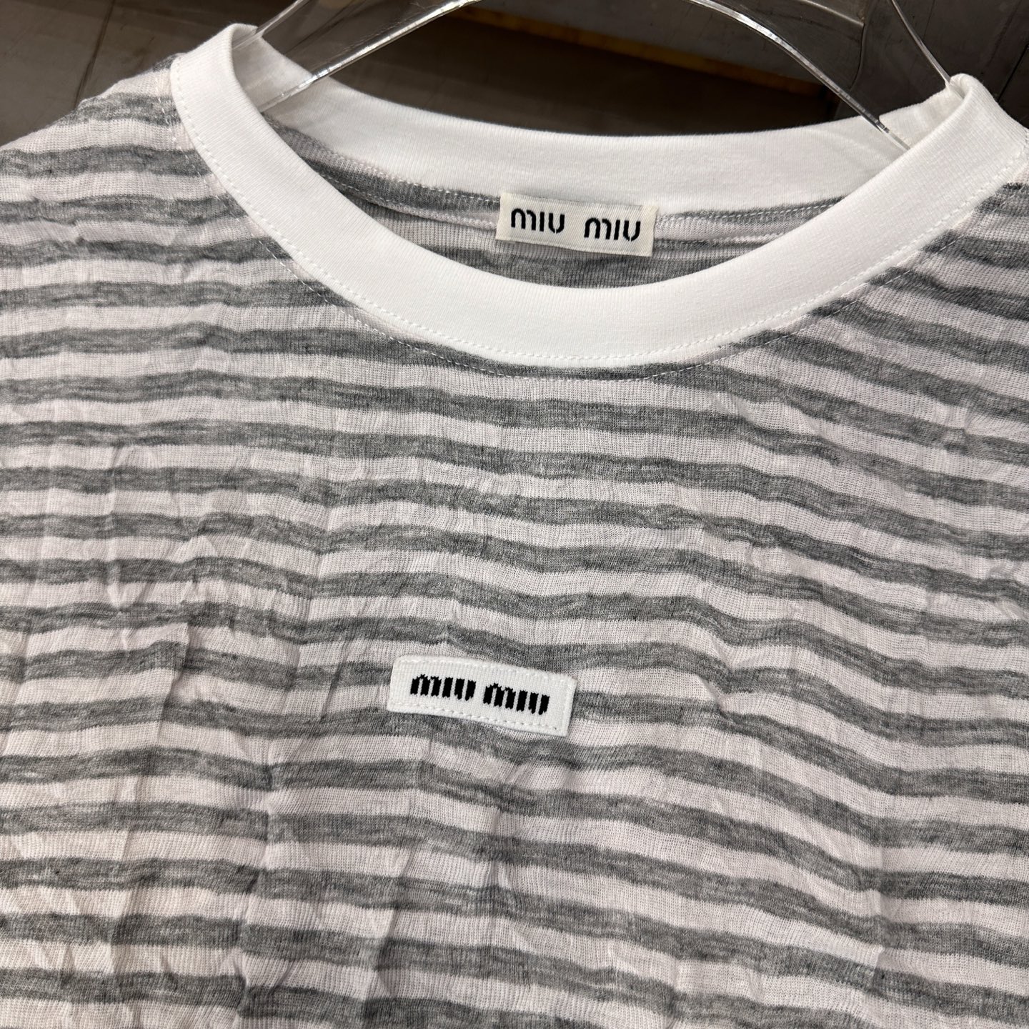 Miu ｜ 新款短袖t，进口特殊粘纤色织条纹面料，品牌经典刺绣标，休闲时尚，尺码sml