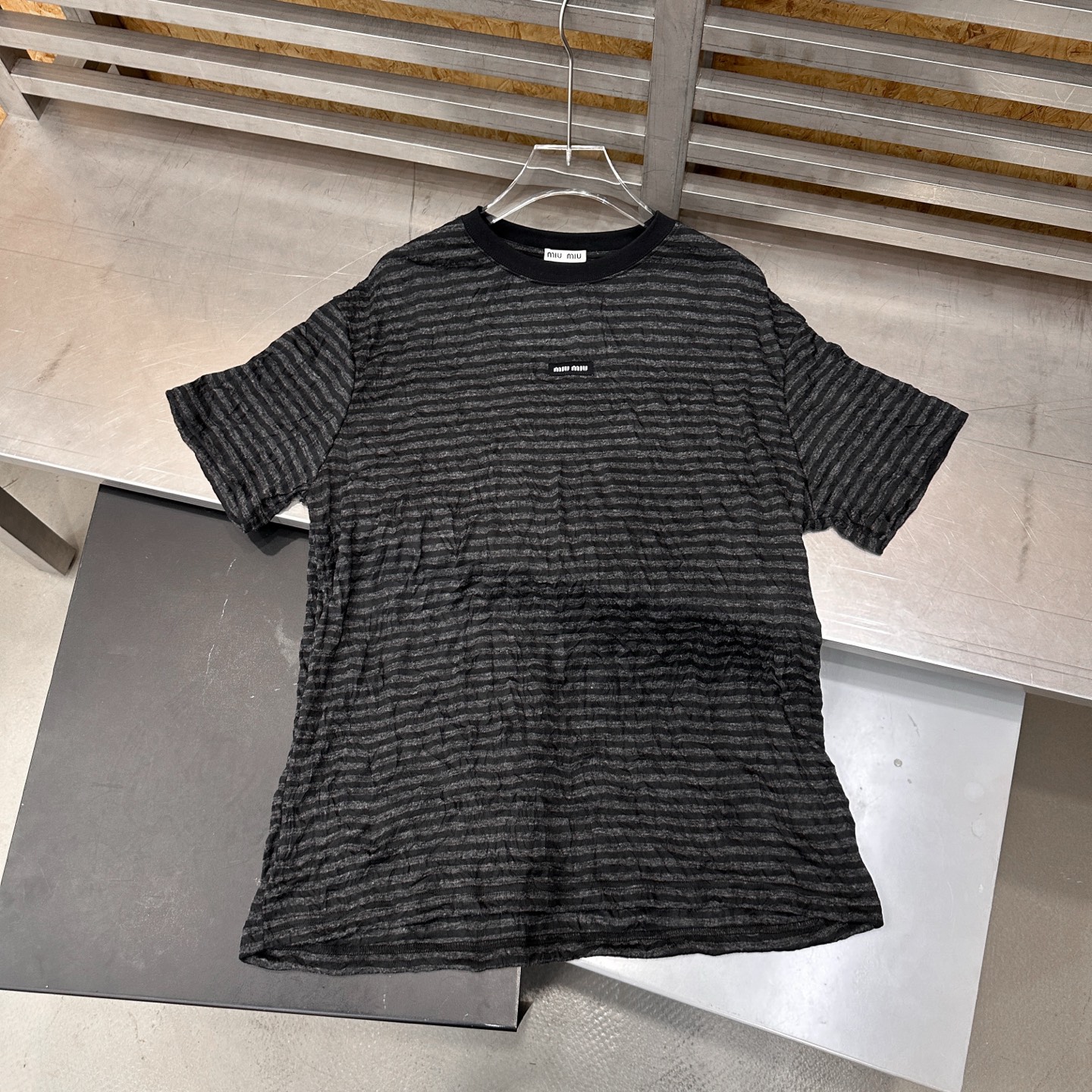 Miu ｜ 新款短袖t，进口特殊粘纤色织条纹面料，品牌经典刺绣标，休闲时尚，尺码sml