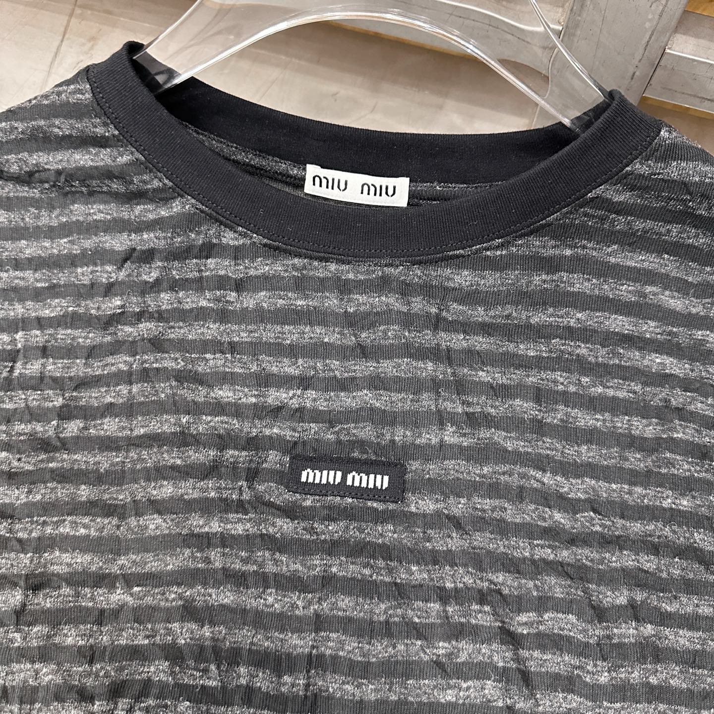 Miu ｜ 新款短袖t，进口特殊粘纤色织条纹面料，品牌经典刺绣标，休闲时尚，尺码sml