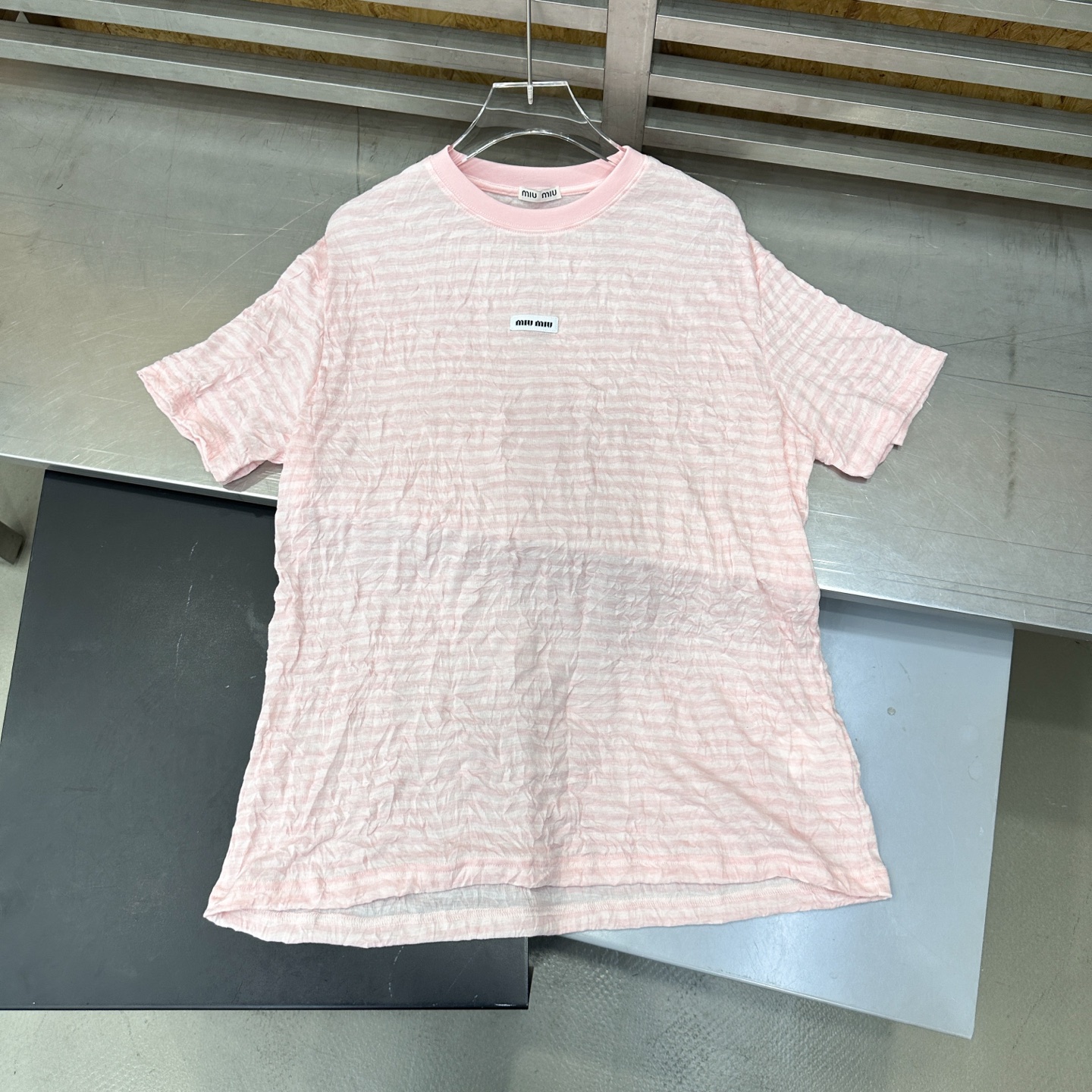 Miu ｜ 新款短袖t，进口特殊粘纤色织条纹面料，品牌经典刺绣标，休闲时尚，尺码sml
