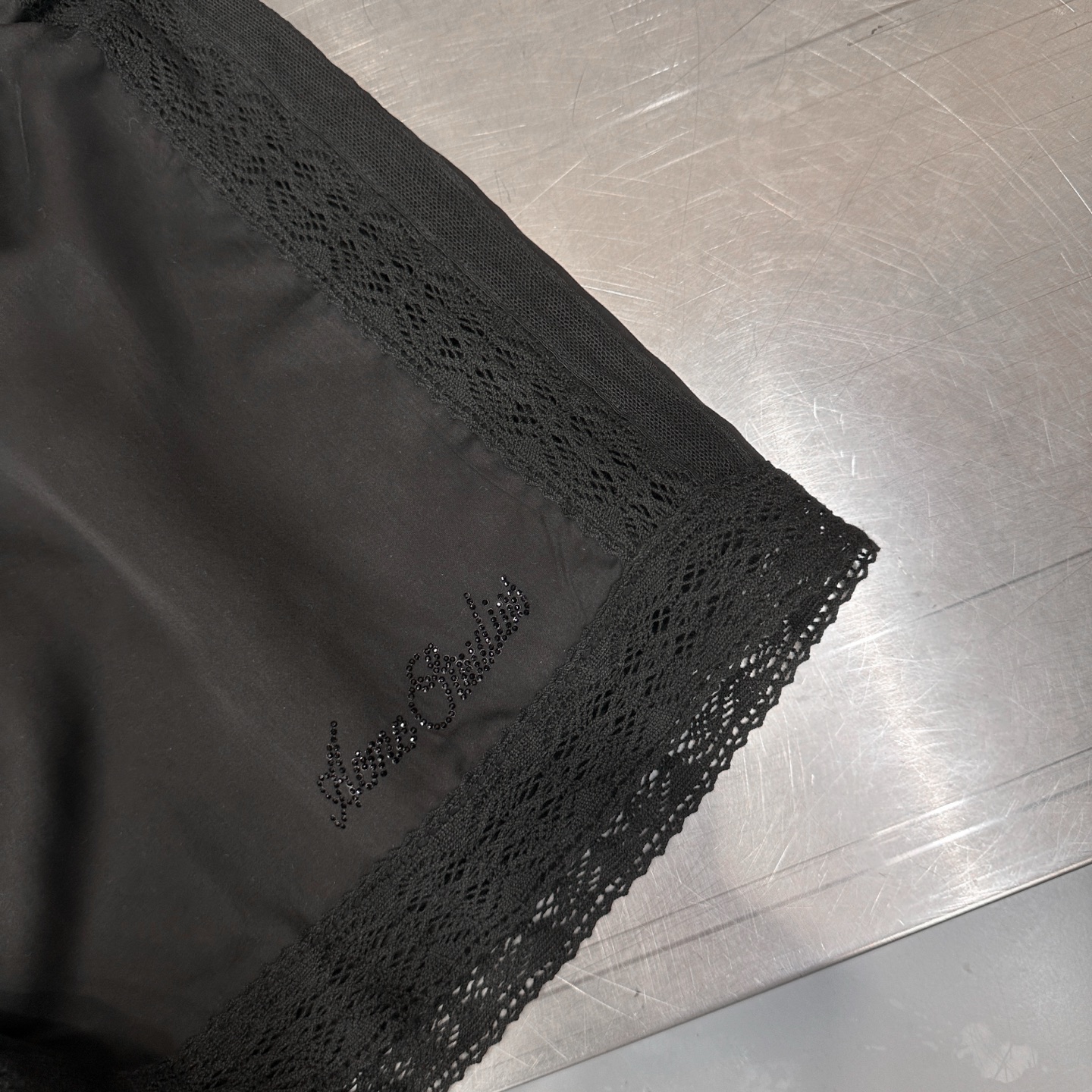 Acne ｜ 新款休闲短裤，品牌经典烫钻标，天丝混纺面料拼接蕾丝款式设计，时尚休闲，尺码sml