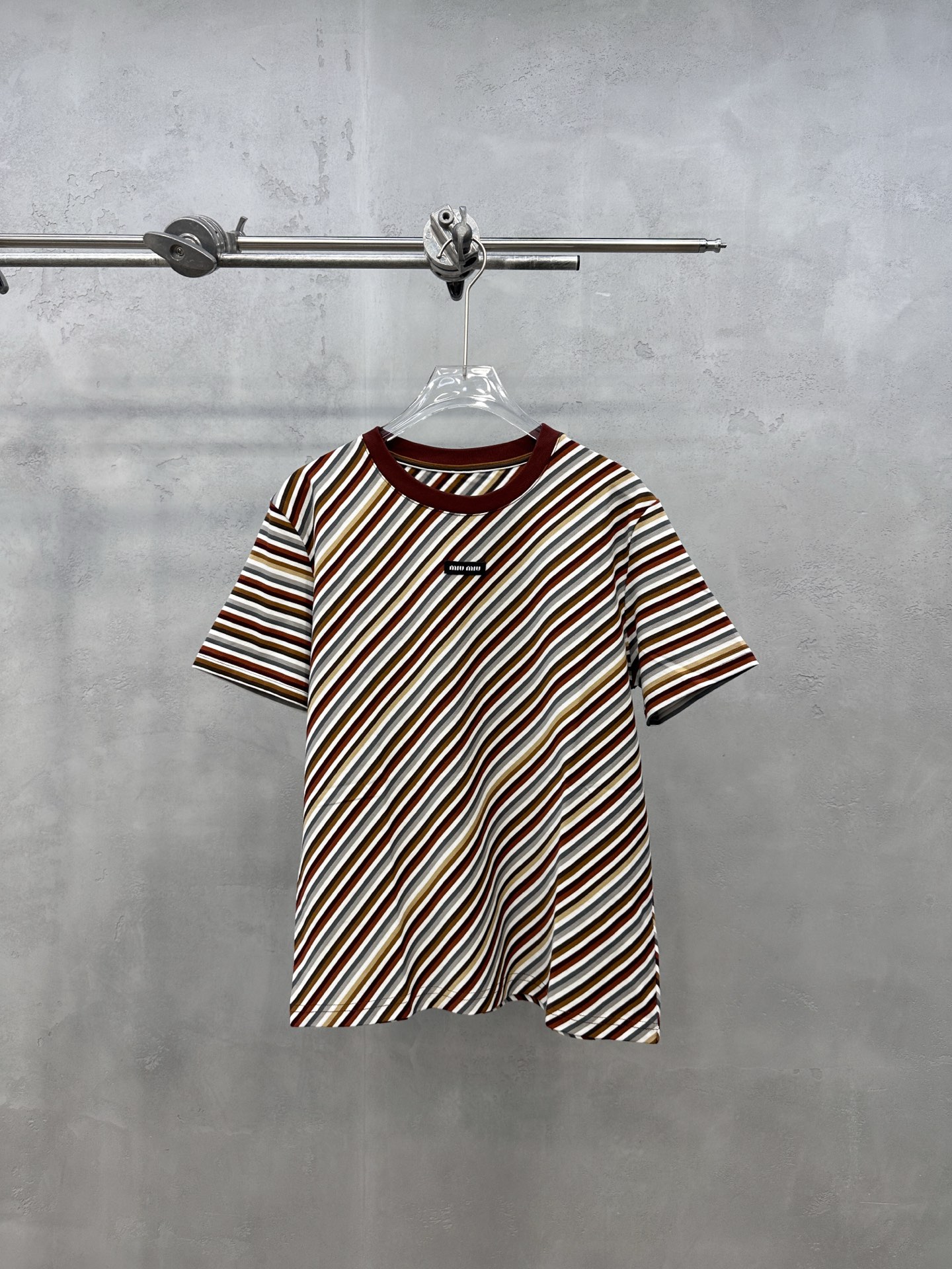 NO:923447,Miu | New short-sleeved T-shirt, brand classic embroidery logo, cotton color yarn-dyed striped fabric, casual fashion, size sml, Miu-clothing, miumiu, T-shirt,19860909Miu ｜ 新款短袖t,品牌经典刺绣标,全棉彩色色织条纹面料,休闲时尚,尺码sml,缪缪-服装,miumiu,T-shirt,,Women's clothing