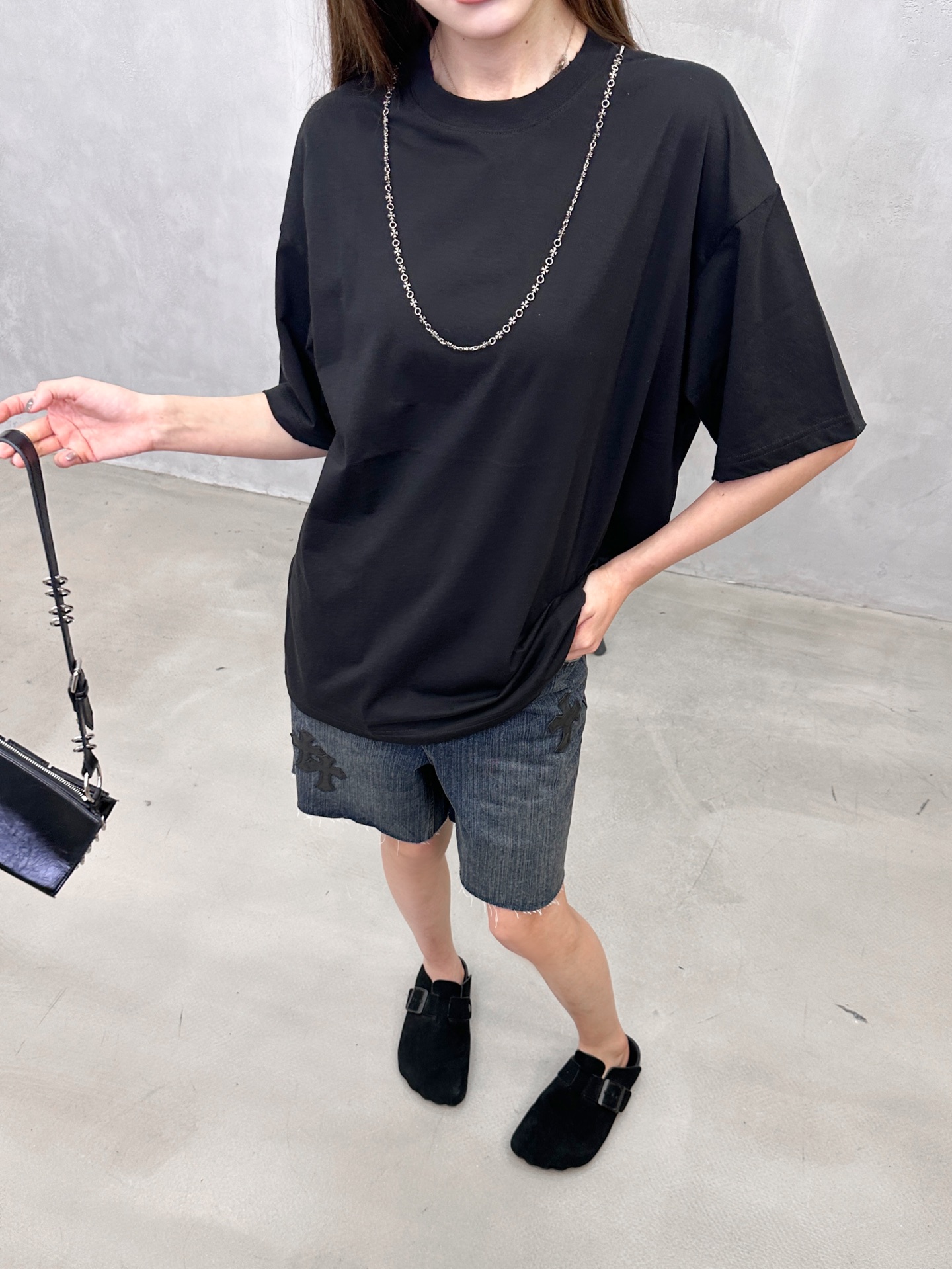 克罗心 ｜ 新款短袖t，品牌经典刺绣标加成衣洗水吊磨工艺，领口钉金属项链款式设计，休闲时尚，尺码sml