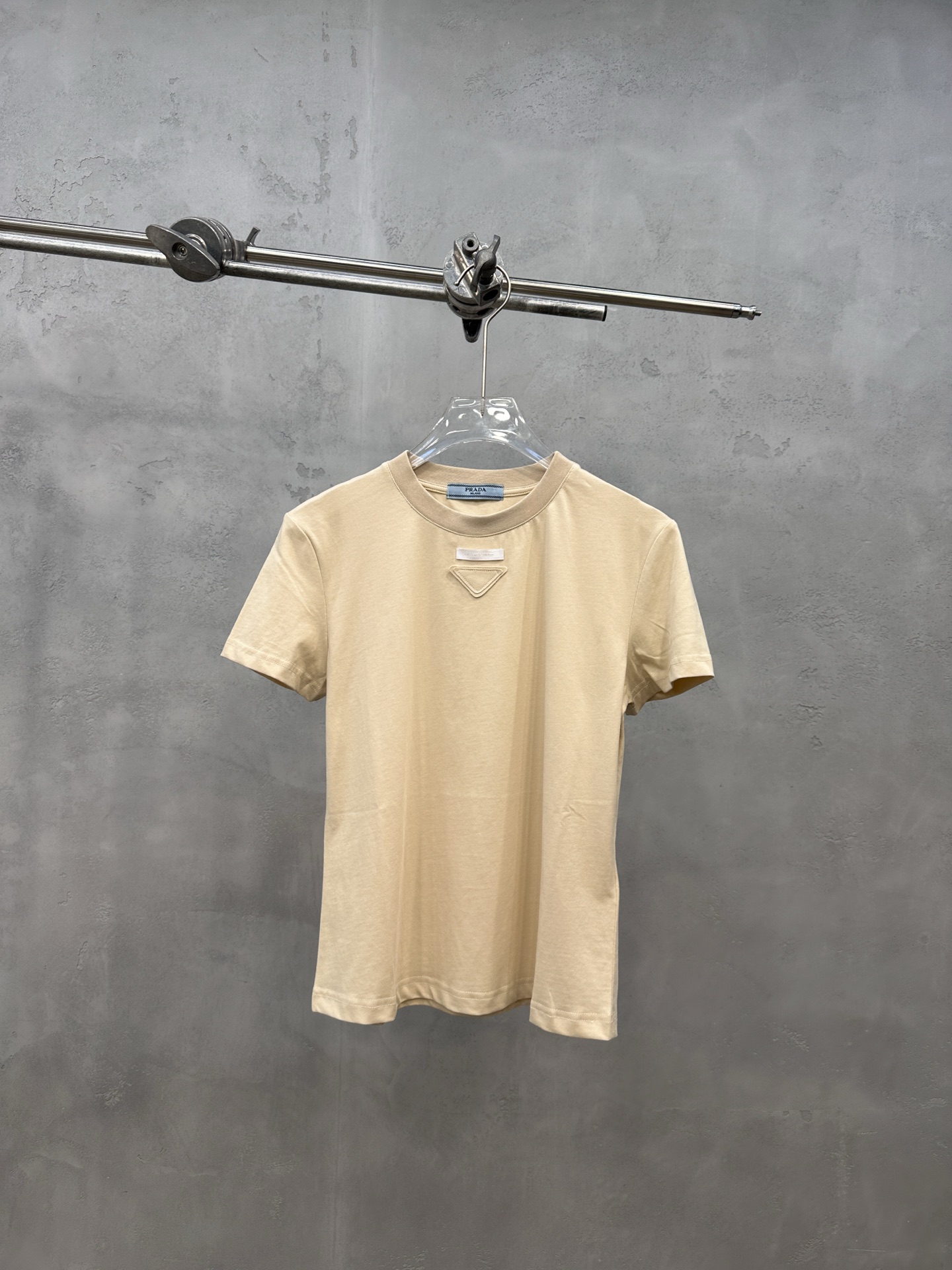 NO:923467,P Home ｜ New short-sleeved t-shirt, garment washing process and hand-embroidered triangle logo, casual fashion, size sml, Prada-clothing, prada, T-shirt,19860909P家 ｜ 新款短袖t,成衣洗水工艺加手工刺绣三角标,休闲时尚,尺码sml,普拉达-服装,prada,T-shirt,,Women's clothing
