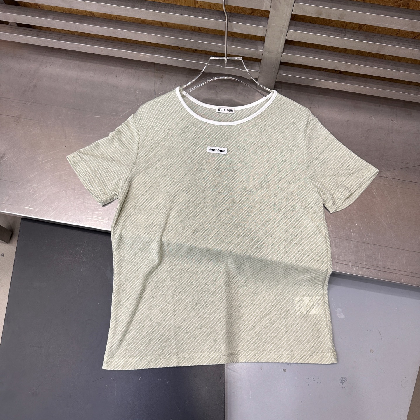 Miu ｜ 新款短袖t，品牌经典刺绣标，人棉混纺色织条纹面料，休闲时尚，尺码sml