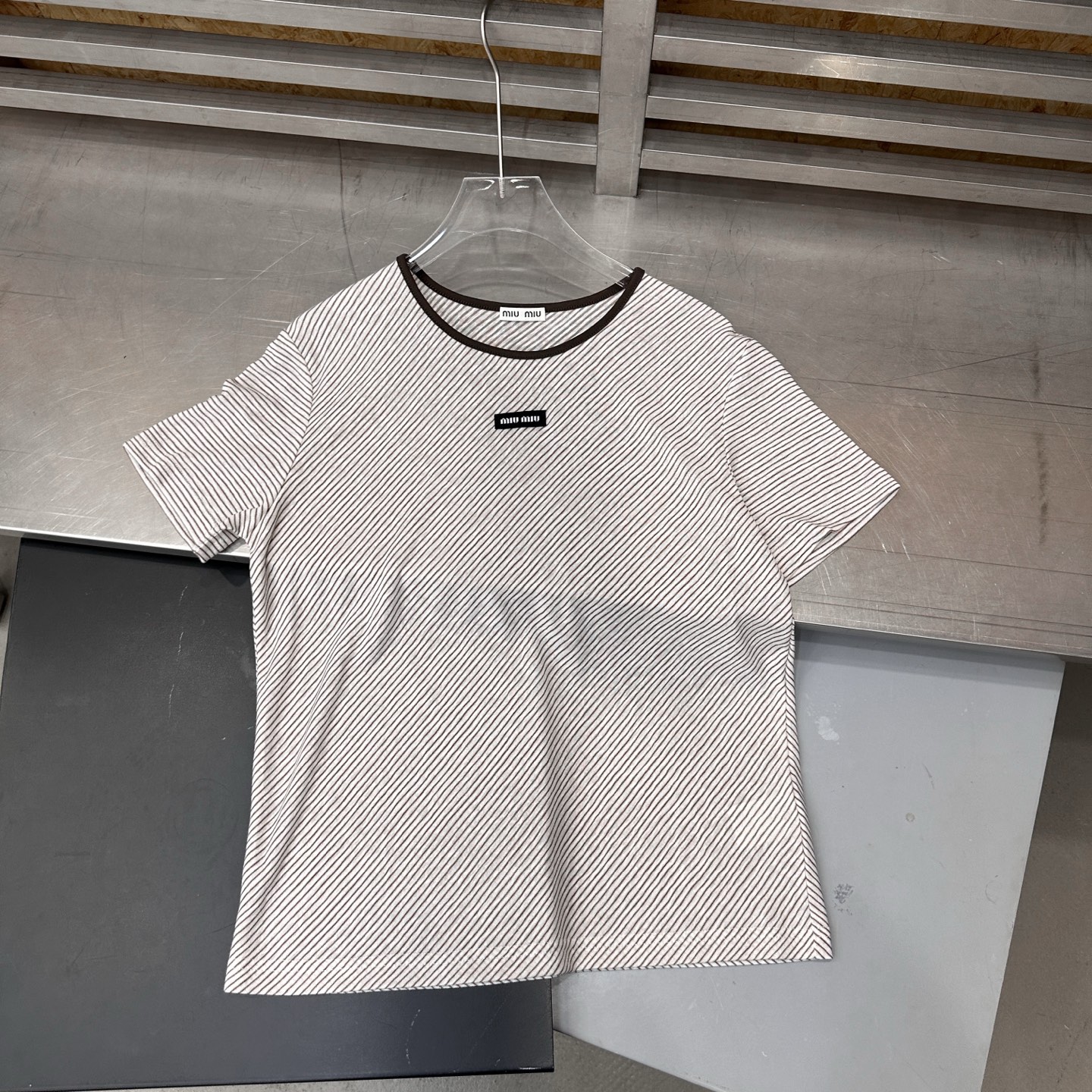 Miu ｜ 新款短袖t，品牌经典刺绣标，人棉混纺色织条纹面料，休闲时尚，尺码sml