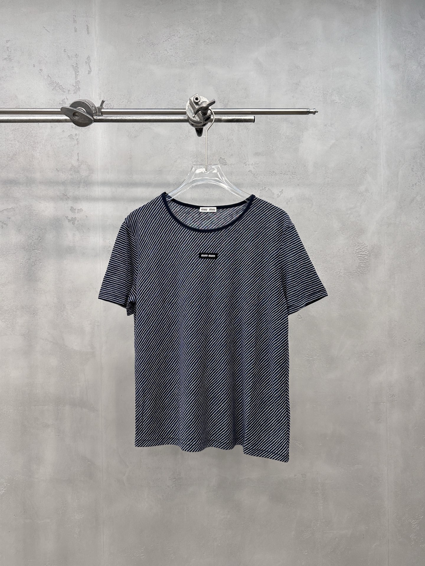 NO:923424,Miu | New short-sleeved t-shirt, brand classic embroidery logo, rayon-dyed striped fabric, casual fashion, size sml, Miu-clothing, miumiu, T-shirt,19860909Miu ｜ 新款短袖t,品牌经典刺绣标,人棉混纺色织条纹面料,休闲时尚,尺码sml,缪缪-服装,miumiu,T-shirt,,Women's clothing