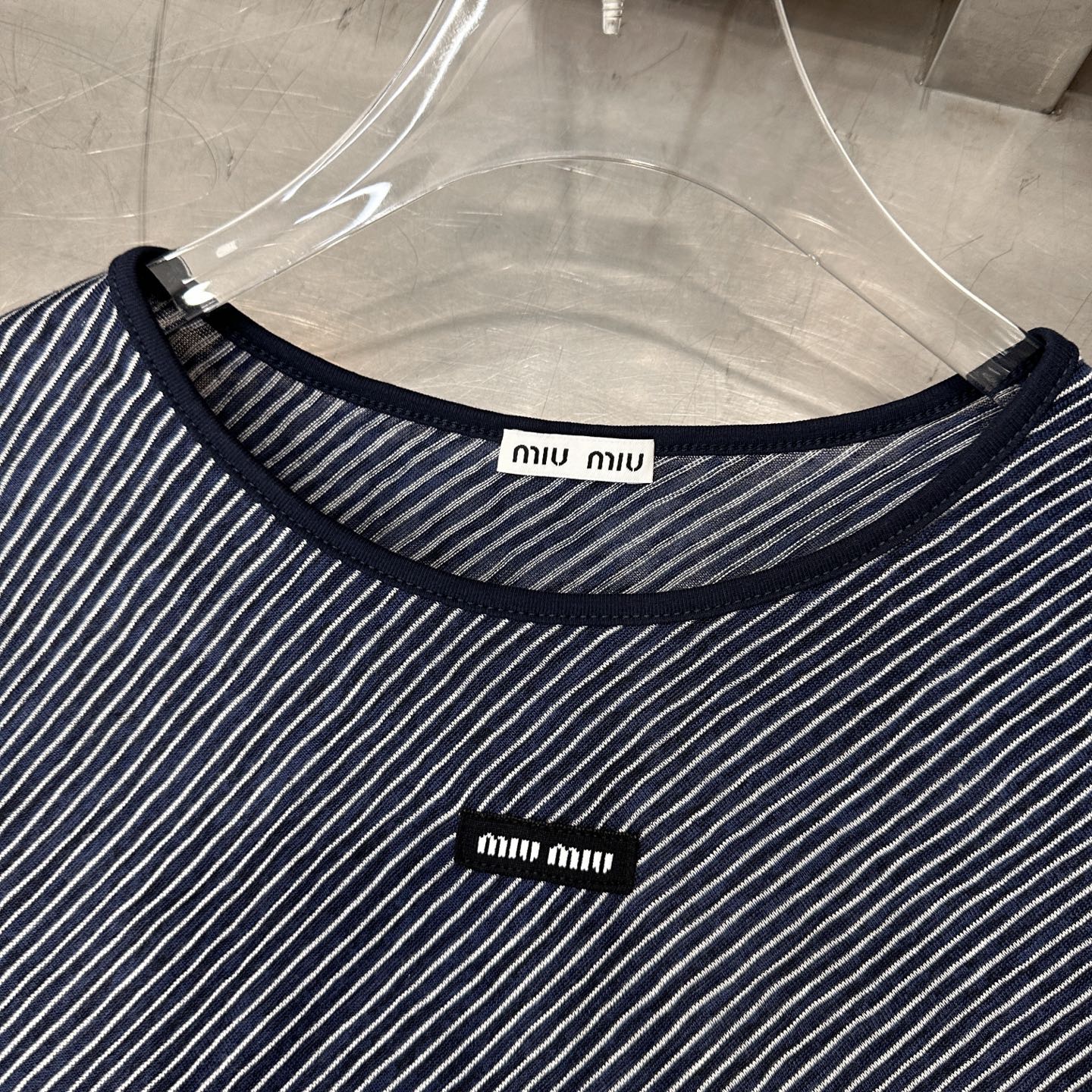 Miu ｜ 新款短袖t，品牌经典刺绣标，人棉混纺色织条纹面料，休闲时尚，尺码sml
