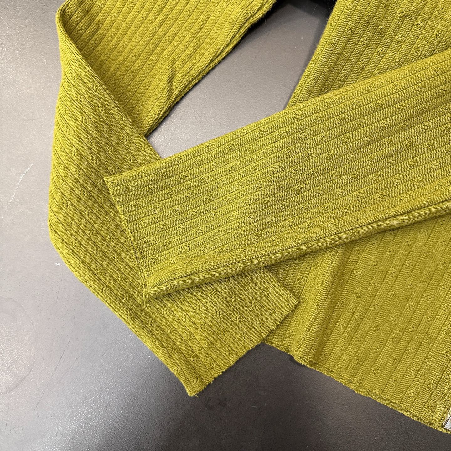 Miu ｜ 新款长袖开衫，品牌经典刺绣标，全棉坑条拉架面料，休闲时尚，尺码sml