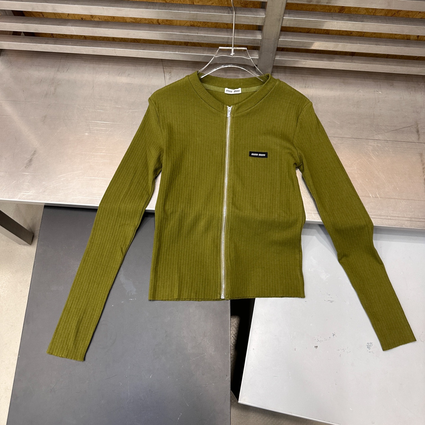 Miu ｜ 新款长袖开衫，品牌经典刺绣标，全棉坑条拉架面料，休闲时尚，尺码sml