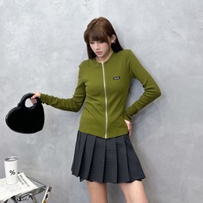 Miu | 新款长袖开衫,品牌经典刺绣标,全棉坑条拉架面料,休闲时尚,尺码sml Miu | 新款长袖开衫,品牌经典刺绣标,全棉坑条拉架面料,休闲时尚,尺码sml