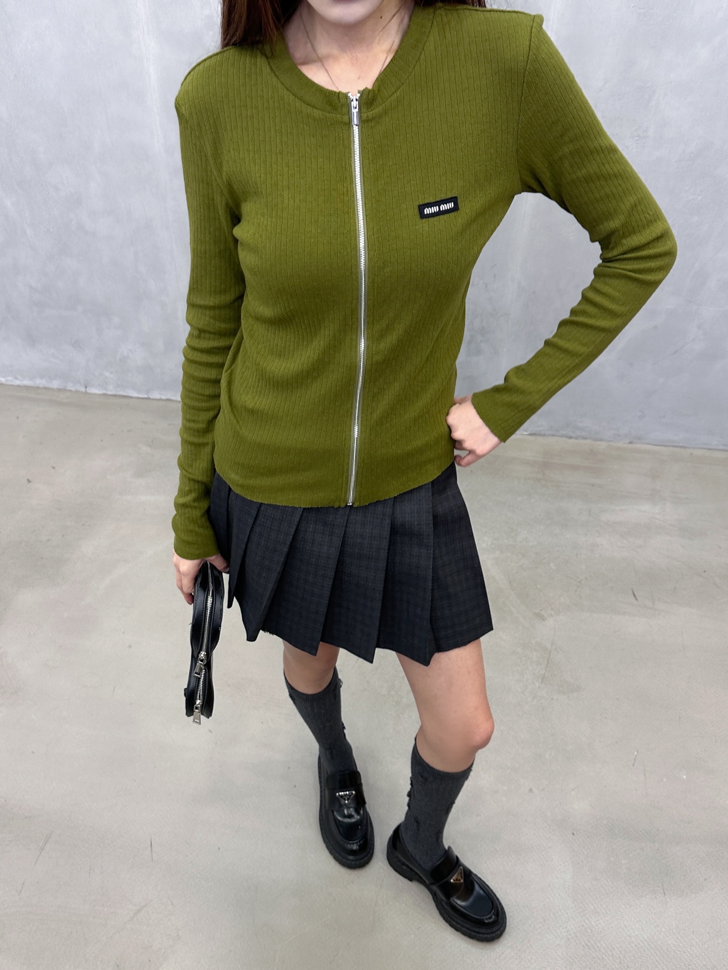 Miu ｜ 新款长袖开衫，品牌经典刺绣标，全棉坑条拉架面料，休闲时尚，尺码sml