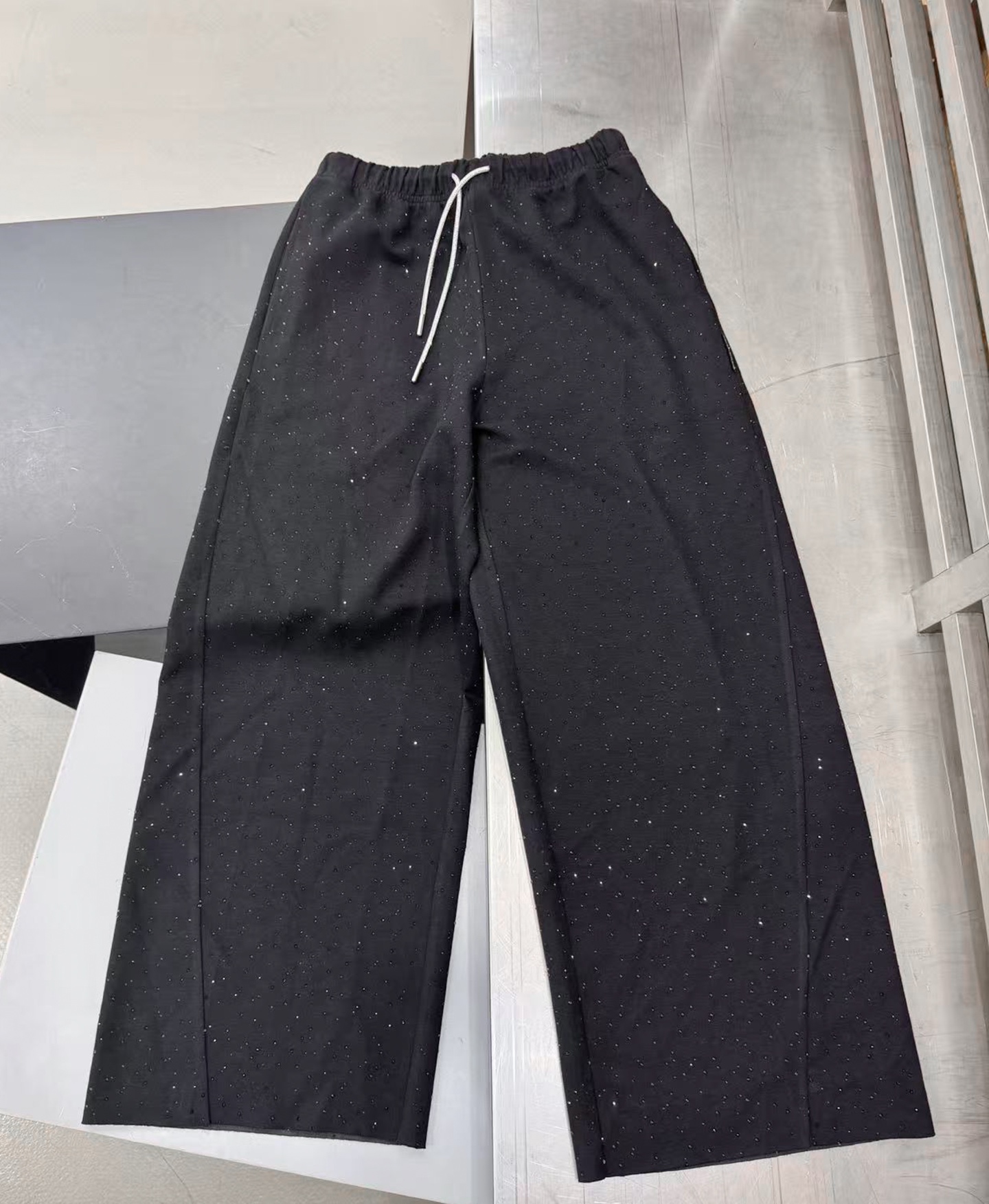 大王 ｜ 新款休闲裤，成衣洗水烫钻工艺加全钻抽绳，休闲时尚，尺码sml
