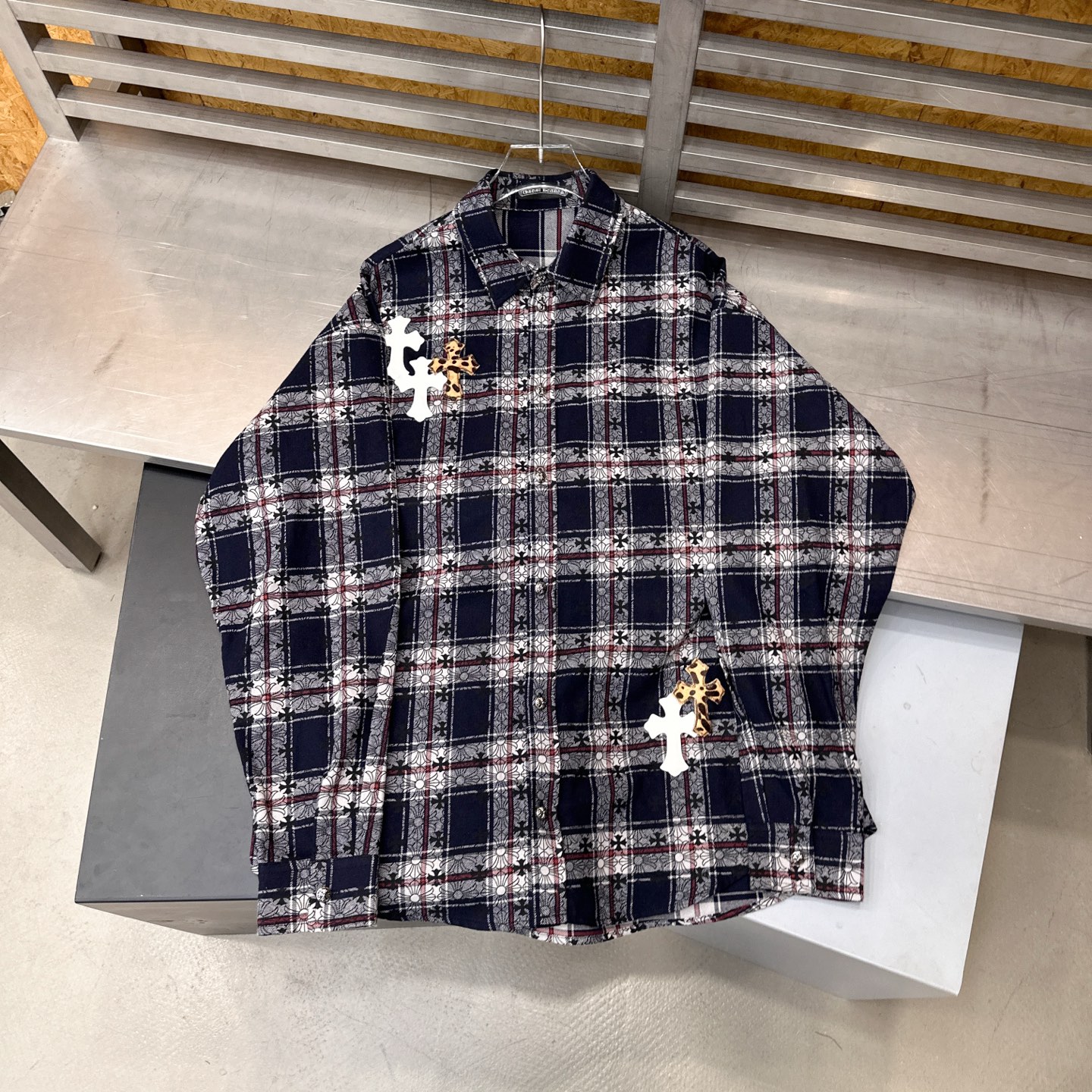 克罗心 ｜ 新款休闲衬衣，成衣洗水工艺，品牌经典色织提花格纹面料，手工切皮刺绣马毛十字标，时尚休闲，尺码sml