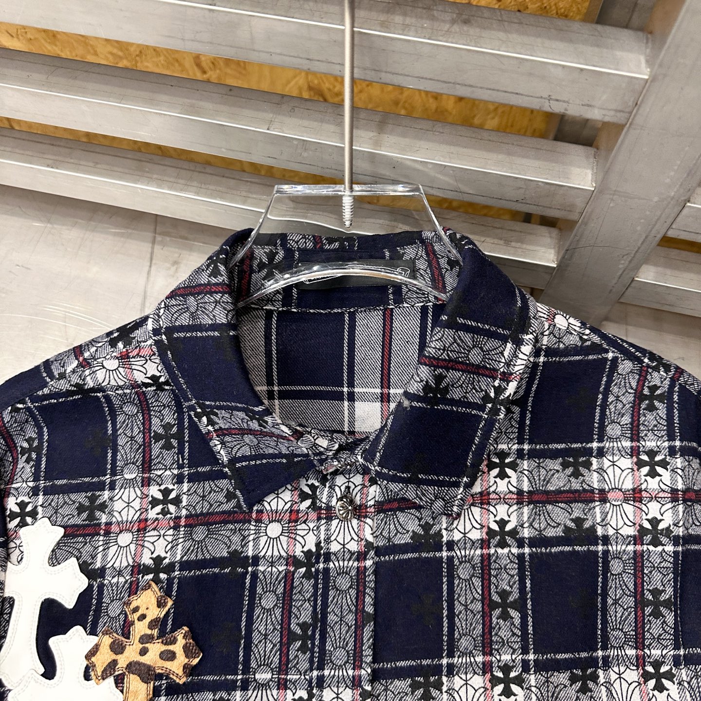 克罗心 ｜ 新款休闲衬衣，成衣洗水工艺，品牌经典色织提花格纹面料，手工切皮刺绣马毛十字标，时尚休闲，尺码sml