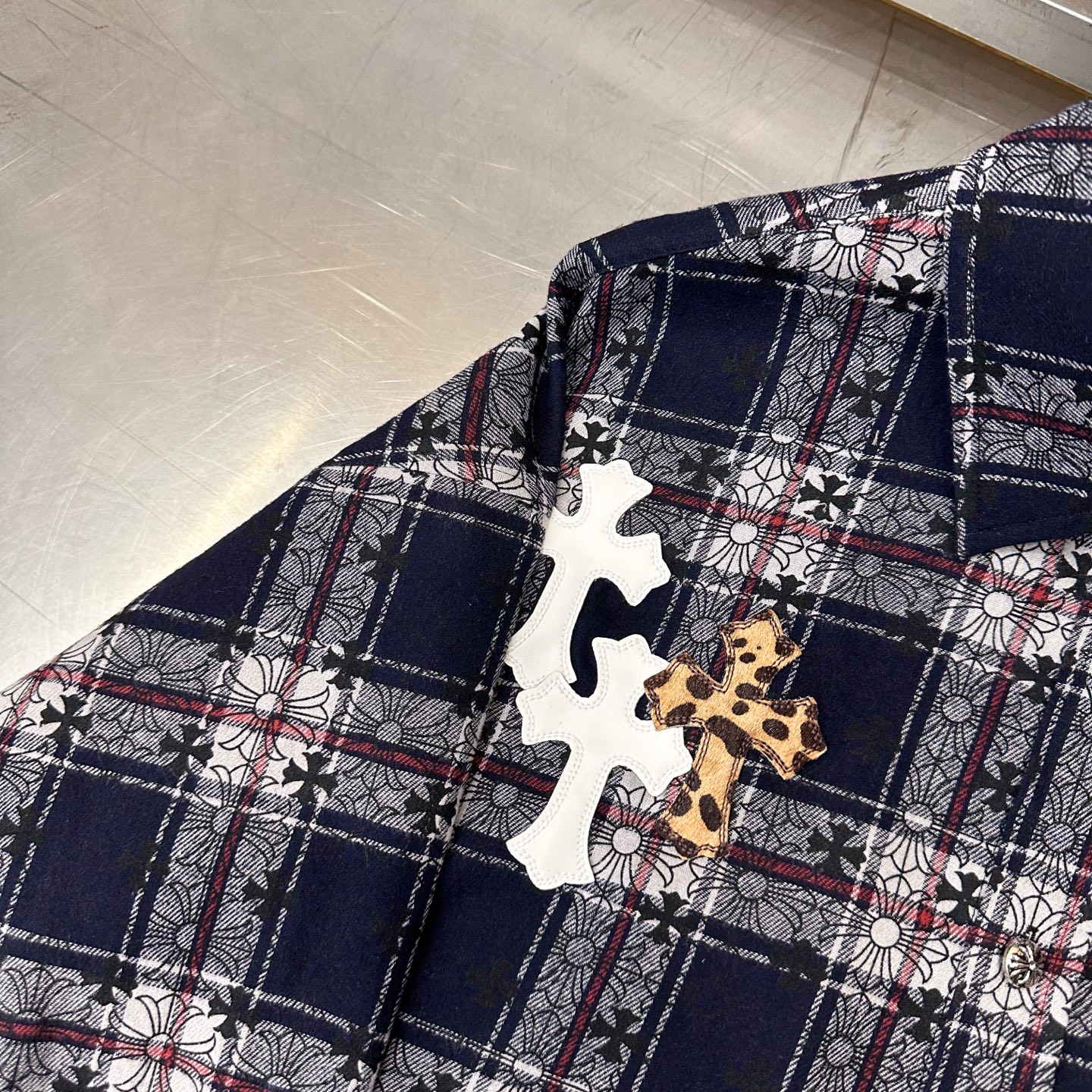克罗心 ｜ 新款休闲衬衣，成衣洗水工艺，品牌经典色织提花格纹面料，手工切皮刺绣马毛十字标，时尚休闲，尺码sml