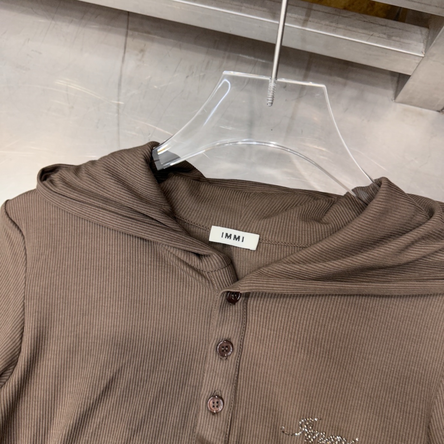 immi ｜ 新款长袖打底，品牌经典烫钻标，黏胶混纺坑条拉架面料，连帽开领口款式设计，尺码sml