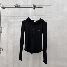 immi | 新款长袖打底,品牌经典烫钻标,黏胶混纺坑条拉架面料,连帽开领口款式设计,尺码sml immi | 新款长袖打底,品牌经典烫钻标,黏胶混纺坑条拉架面料,连帽开领口款式设计,尺码sml