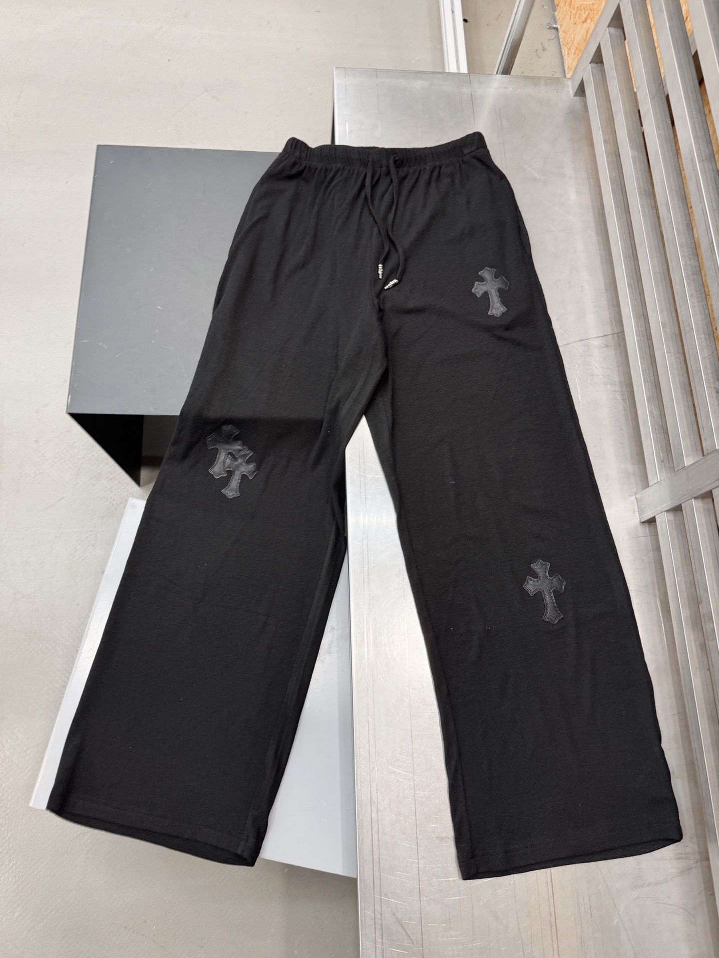克** ｜ 新款休闲裤，人棉混纺面料，手工切皮刺绣十字标工艺，休闲时尚，尺码sml