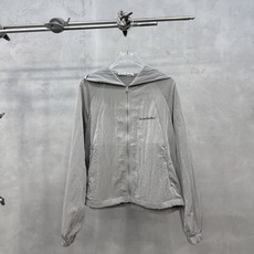Acne | 新款休闲上衣,品牌经典厚版印花标,拼接结构款式设计,休闲时尚,尺码sml Acne | 新款休闲上衣,品牌经典厚版印花标,拼接结构款式设计,休闲时尚,尺码sml