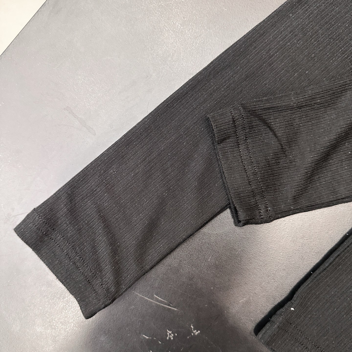 Miu ｜ 新款长袖打底，品牌经典刺绣标，莱赛尔坑条面料，亲肤感超强，休闲时尚，尺码sml