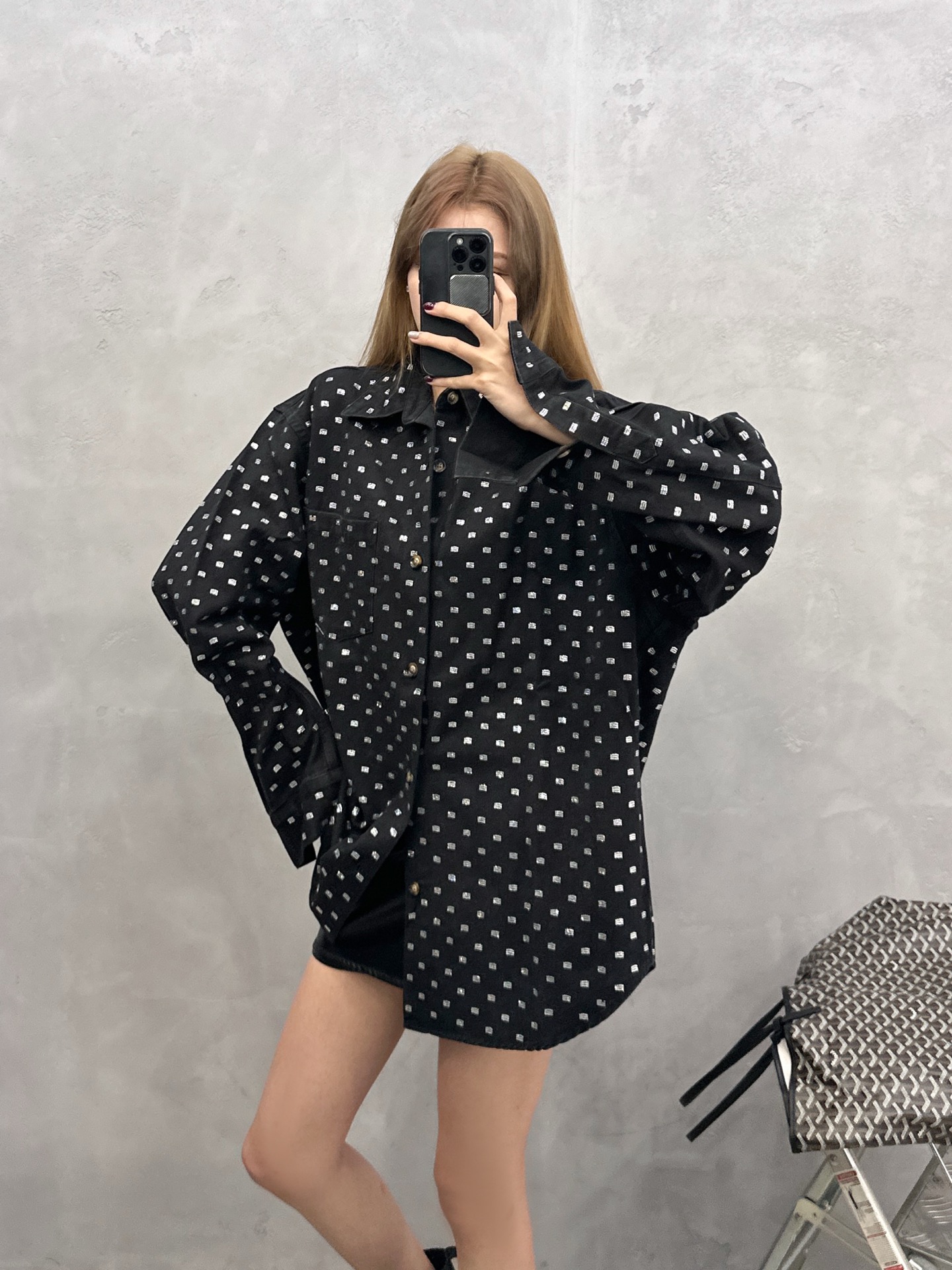 . Alexander Wang｜新款水钻牛仔衬衫，硬挺的牛仔面料，整身重工高温烫钻，质感十足，oversize版型包容
