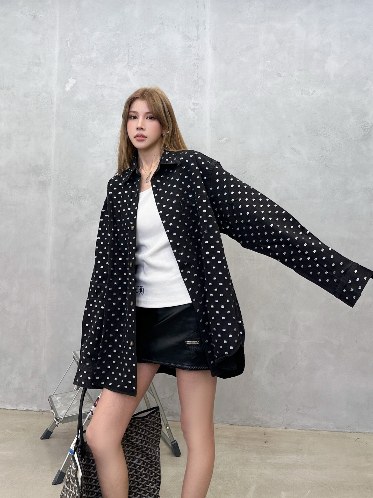 . Alexander Wang｜新款水钻牛仔衬衫，硬挺的牛仔面料，整身重工高温烫钻，质感十足，oversize版型包容
