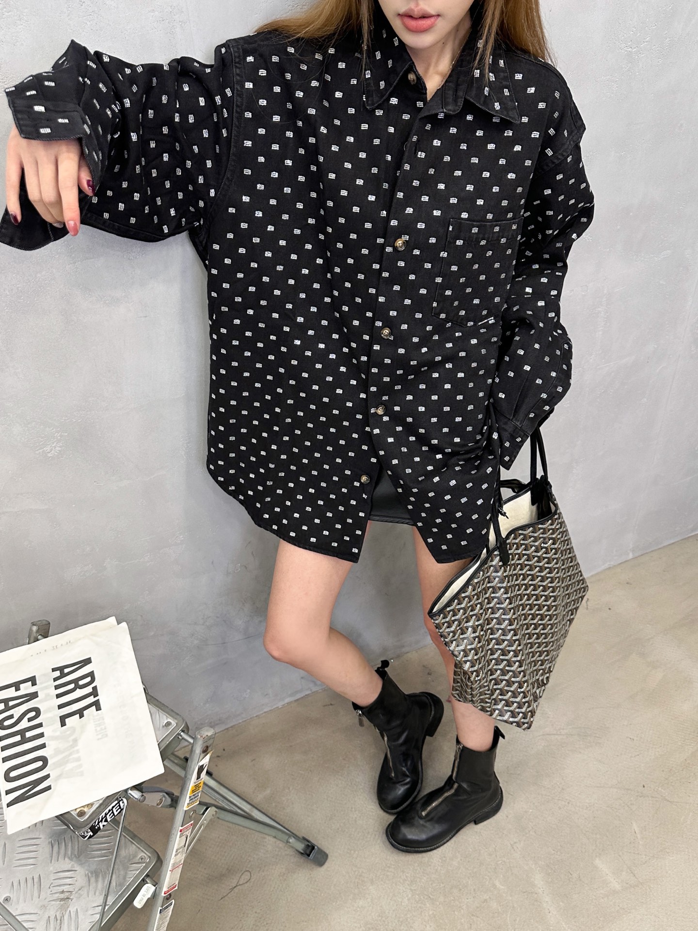. Alexander Wang｜新款水钻牛仔衬衫，硬挺的牛仔面料，整身重工高温烫钻，质感十足，oversize版型包容