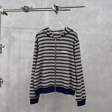 Miu | 新款休闲开衫,品牌经典刺绣标,特殊色织条纹面料,经典连帽开衫款式,尺码sml Miu | 新款休闲开衫,品牌经典刺绣标,特殊色织条纹面料,经典连帽开衫款式,尺码sml