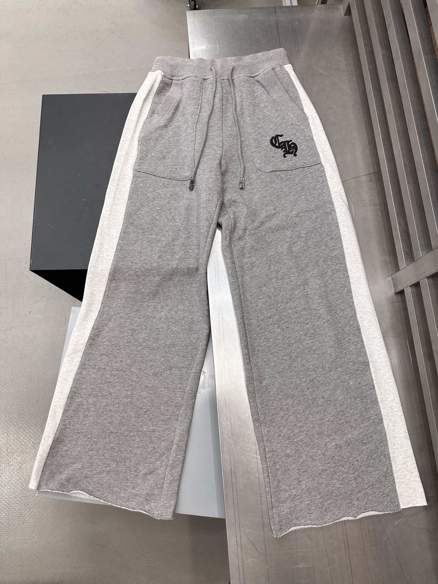 克罗心 ｜ 新款休闲卫裤，成衣洗水加品牌经典刺绣标，拼接撞色款式设计，时尚休闲，尺码sml