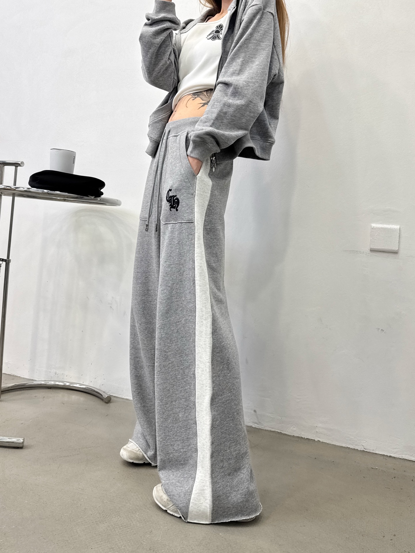 克罗心 ｜ 新款休闲卫裤，成衣洗水加品牌经典刺绣标，拼接撞色款式设计，时尚休闲，尺码sml