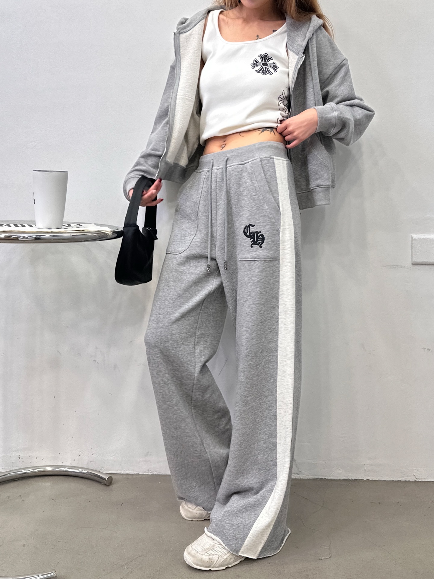 克罗心 ｜ 新款休闲卫裤，成衣洗水加品牌经典刺绣标，拼接撞色款式设计，时尚休闲，尺码sml