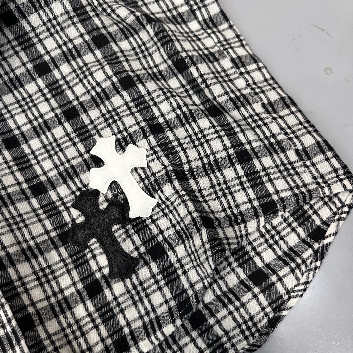 克罗心 ｜ 新款休闲衬衣，品牌经典手工切皮刺绣十字标，全棉色织格纹面料，成衣洗水工艺，休闲时尚，男女同款，尺码sml