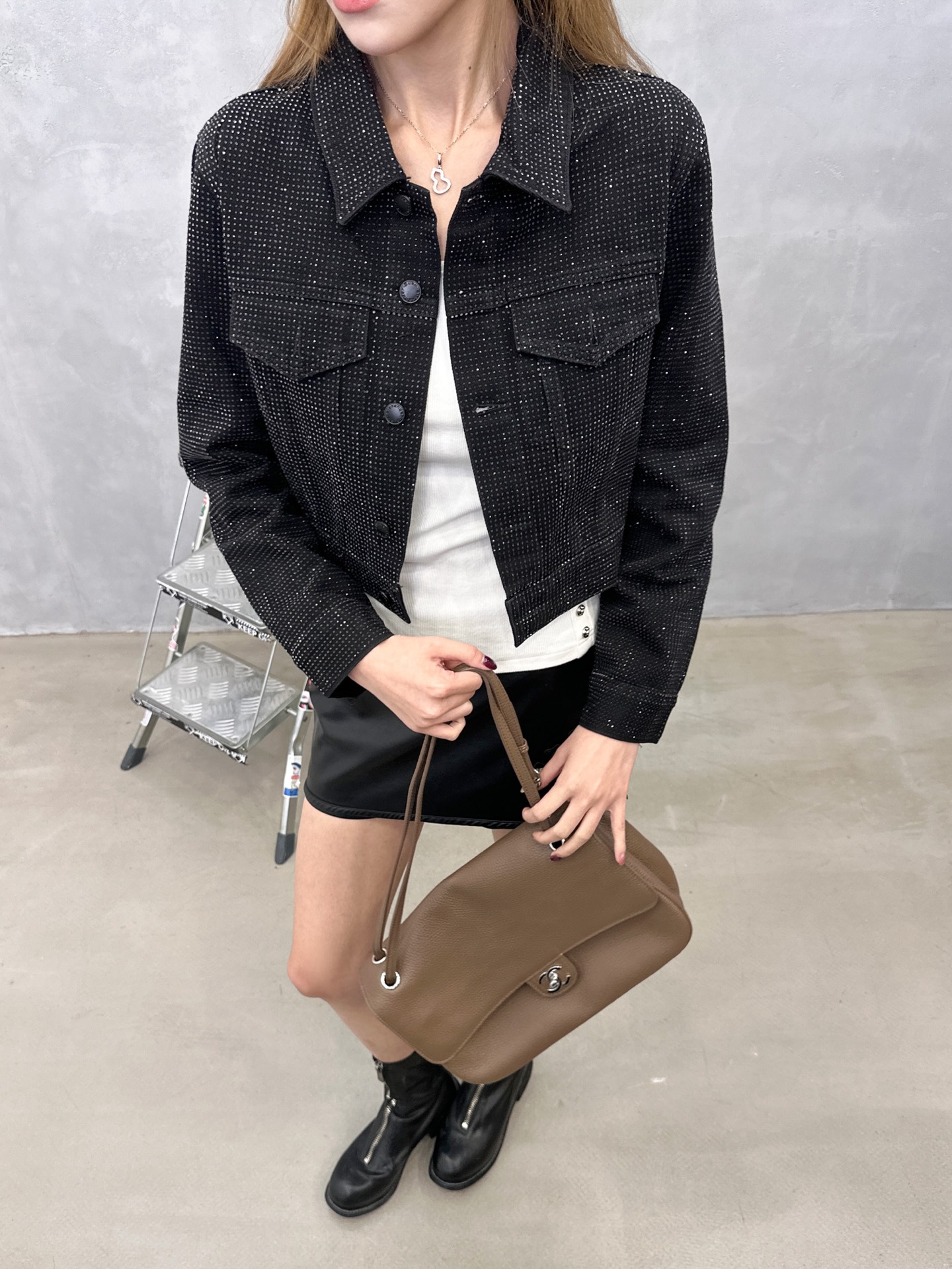 Alexander wang｜新款牛仔外套，纯棉牛仔面布，整身重工高温烫钻工艺，短款高腰版型遮肉显腿长，整身重工同色烫钻