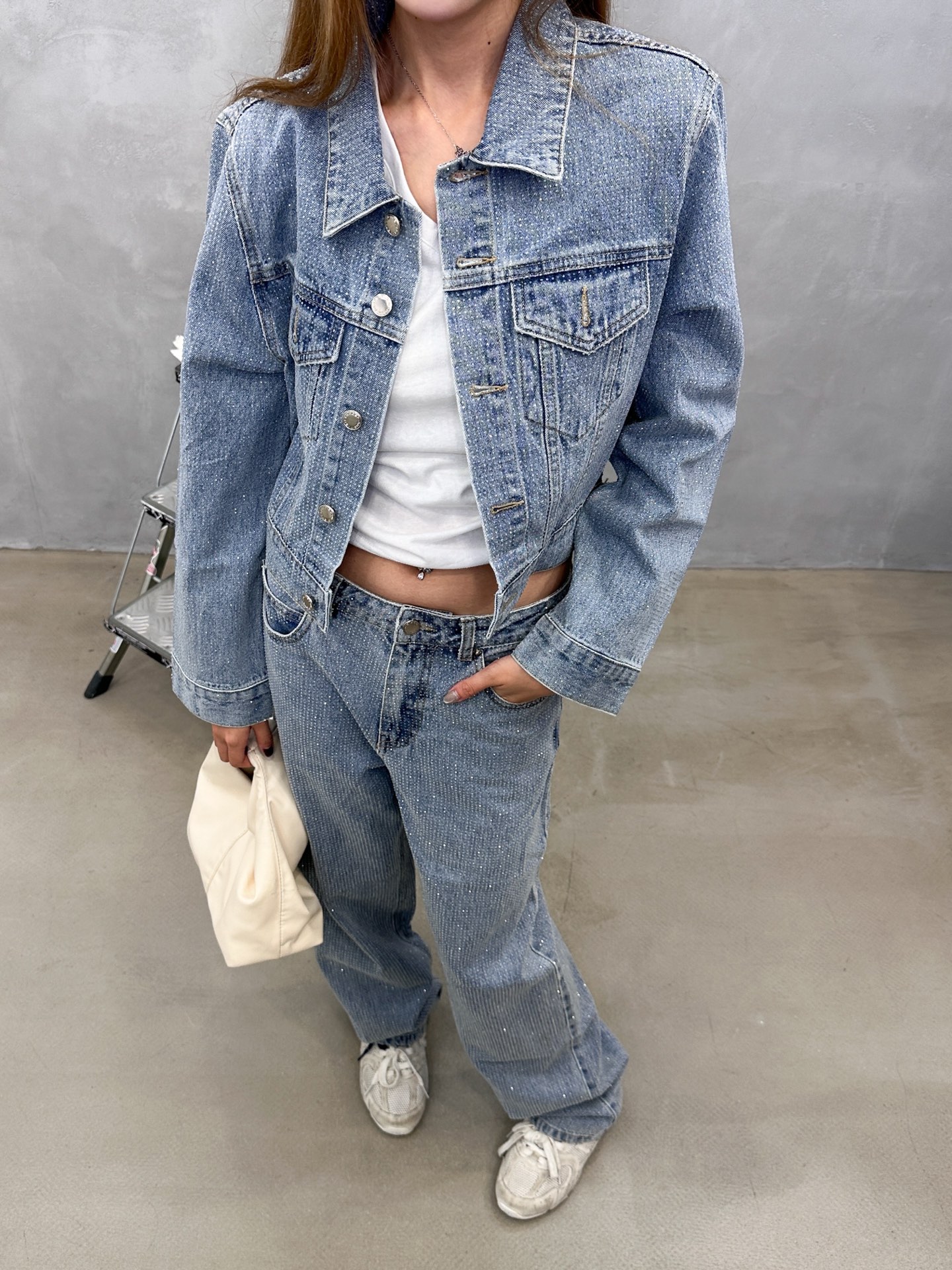 Alexander wang｜新款牛仔外套，纯棉牛仔面布，整身重工高温烫钻工艺，短款高腰版型遮肉显腿长，整身重工同色烫钻