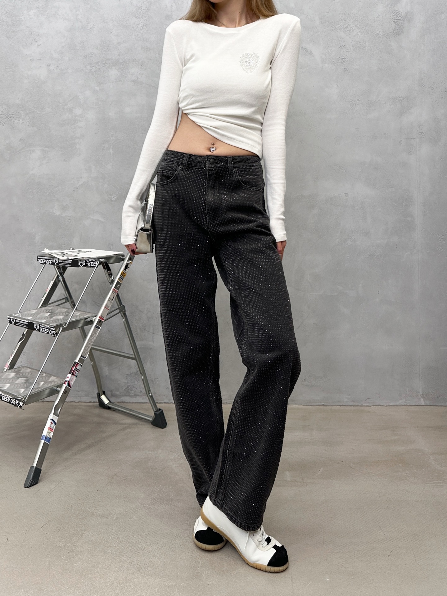 Alexander wang｜新款长裤，纯棉牛仔面布，整身重工高温烫钻工艺，高腰版型遮肉显腿长，锥形设计修饰腿型，整身重