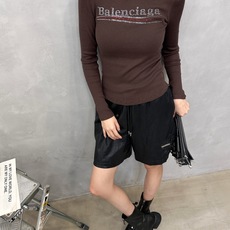 巴黎 | 新款长袖毛织打底,品牌经典字母烫钻,经典坑条全棉毛织款式,休闲时尚,尺码sml 巴黎 | 新款长袖毛织打底,品牌经典字母烫钻,经典坑条全棉毛织款式,休闲时尚,尺码sml