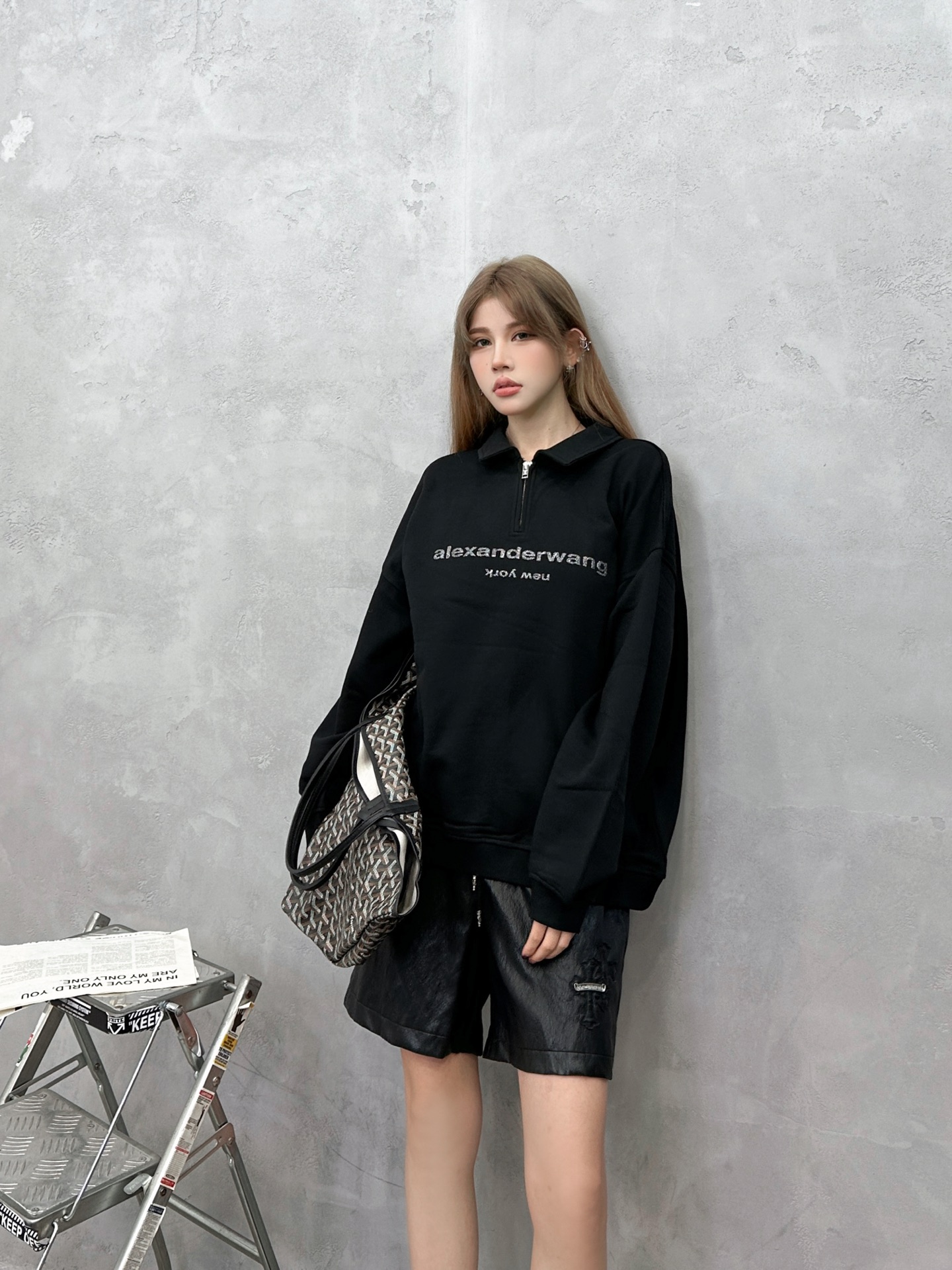 Alexander wang ｜新款卫衣，纯棉毛圈面料，polo领设计显瘦百搭，胸前烫金粉设计感十足，尺码Sml ［洗涤