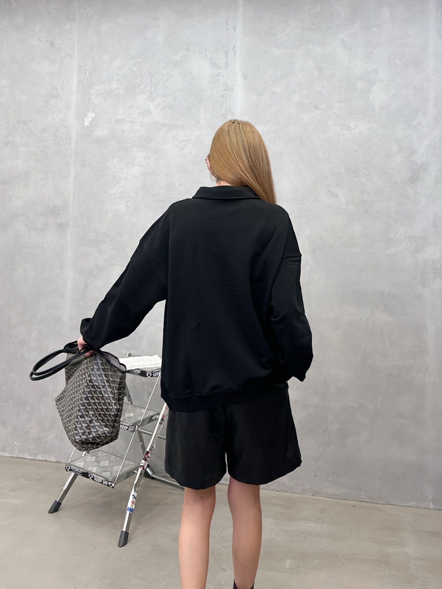 Alexander wang ｜新款卫衣，纯棉毛圈面料，polo领设计显瘦百搭，胸前烫金粉设计感十足，尺码Sml ［洗涤