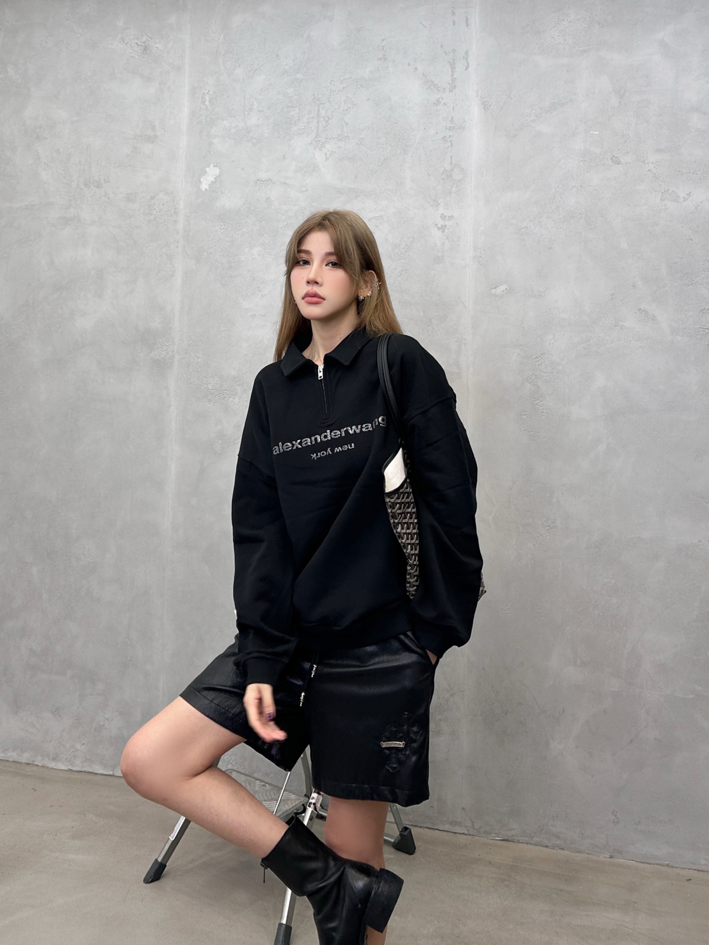 Alexander wang ｜新款卫衣，纯棉毛圈面料，polo领设计显瘦百搭，胸前烫金粉设计感十足，尺码Sml ［洗涤